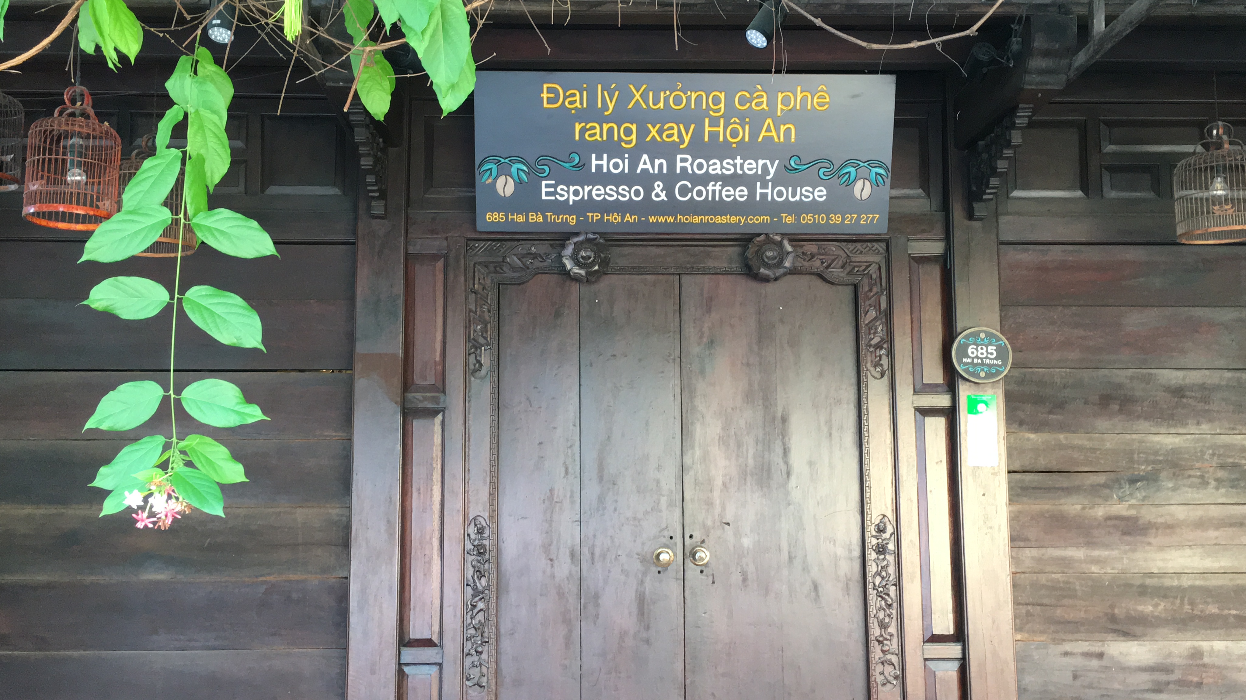 Phố cổ Hội An: Hàng quán bán đồ ăn uống, cà phê không hoạt động, bàn ghế chỏng chơ phủ bụi trước thềm lễ 30/4 và 1/5 - Ảnh 3. Phố cổ Hội An: Hàng quán bán đồ ăn uống, cà phê không hoạt động, bàn ghế chỏng chơ phủ bụi trước thềm lễ 30/4 và 1/5 - Ảnh 3.