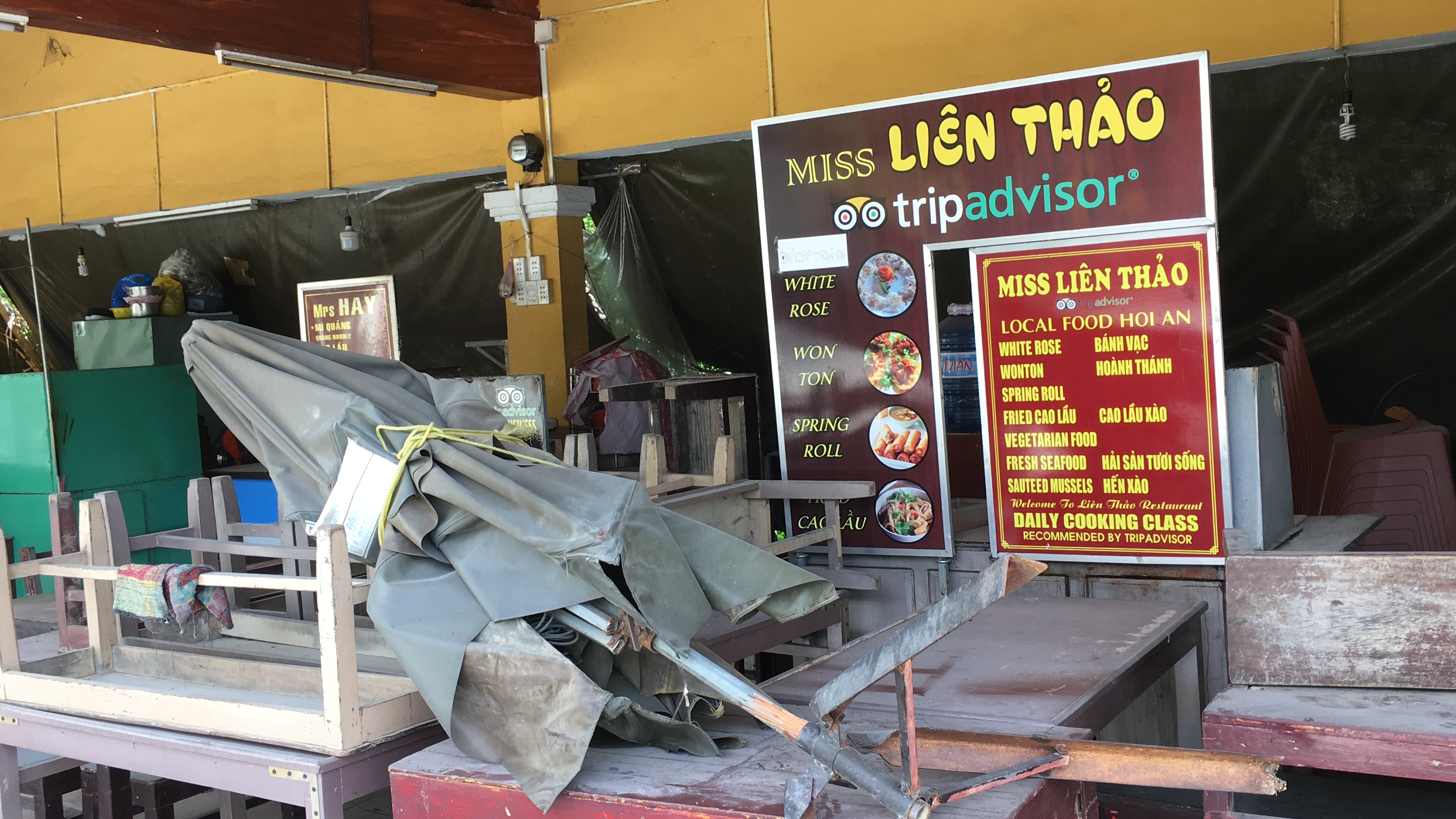 Phố cổ Hội An: Hàng quán bán đồ ăn uống, cà phê không hoạt động, bàn ghế chỏng chơ phủ bụi trước thềm lễ 30/4 và 1/5 - Ảnh 10. Phố cổ Hội An: Hàng quán bán đồ ăn uống, cà phê không hoạt động, bàn ghế chỏng chơ phủ bụi trước thềm lễ 30/4 và 1/5 - Ảnh 10.