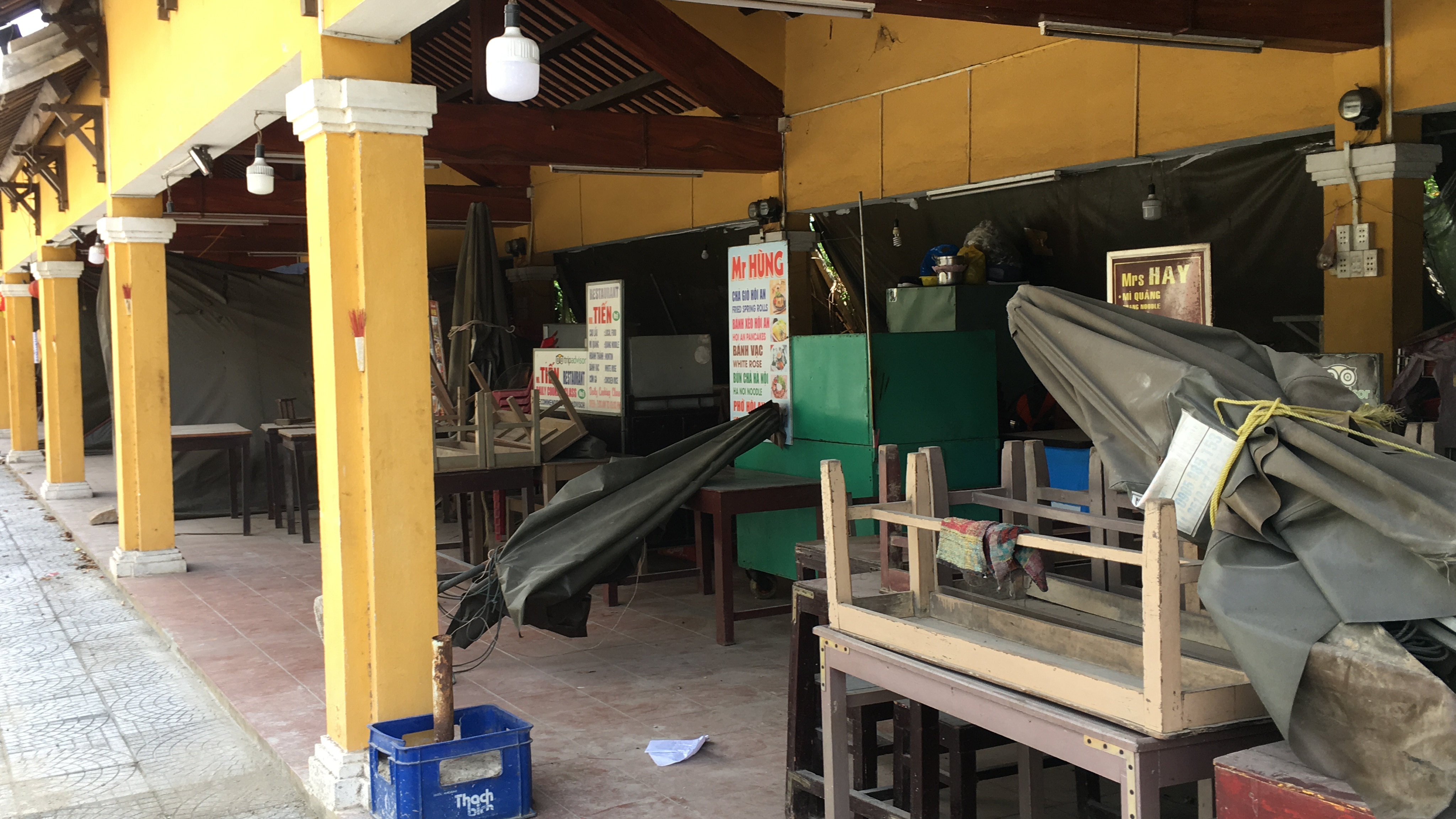 Phố cổ Hội An: Hàng quán bán đồ ăn uống, cà phê không hoạt động, bàn ghế chỏng chơ phủ bụi trước thềm lễ 30/4 và 1/5 - Ảnh 9. Phố cổ Hội An: Hàng quán bán đồ ăn uống, cà phê không hoạt động, bàn ghế chỏng chơ phủ bụi trước thềm lễ 30/4 và 1/5 - Ảnh 9.
