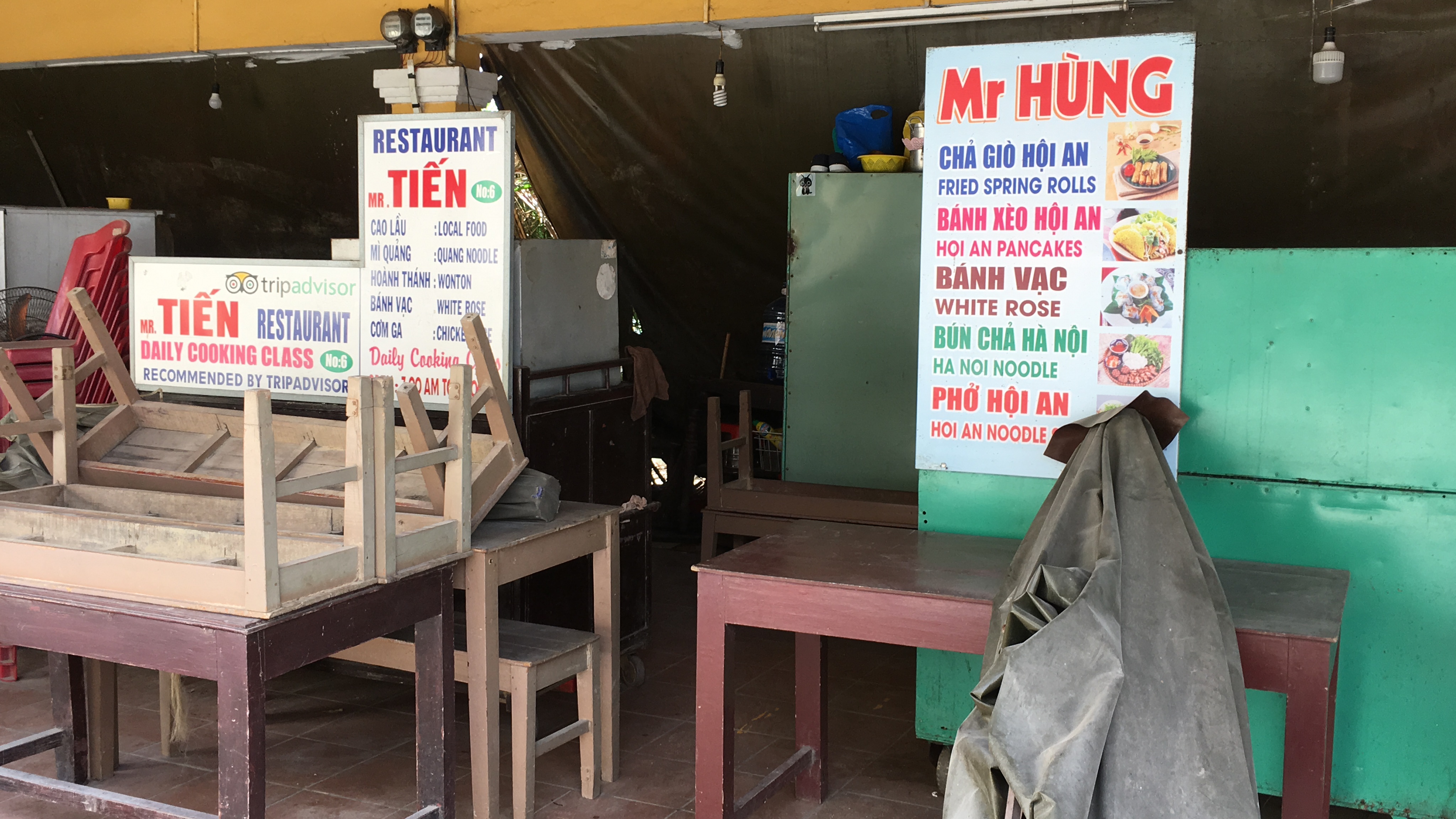 Phố cổ Hội An: Hàng quán bán đồ ăn uống, cà phê không hoạt động, bàn ghế chỏng chơ phủ bụi trước thềm lễ 30/4 và 1/5 - Ảnh 11. Phố cổ Hội An: Hàng quán bán đồ ăn uống, cà phê không hoạt động, bàn ghế chỏng chơ phủ bụi trước thềm lễ 30/4 và 1/5 - Ảnh 11.
