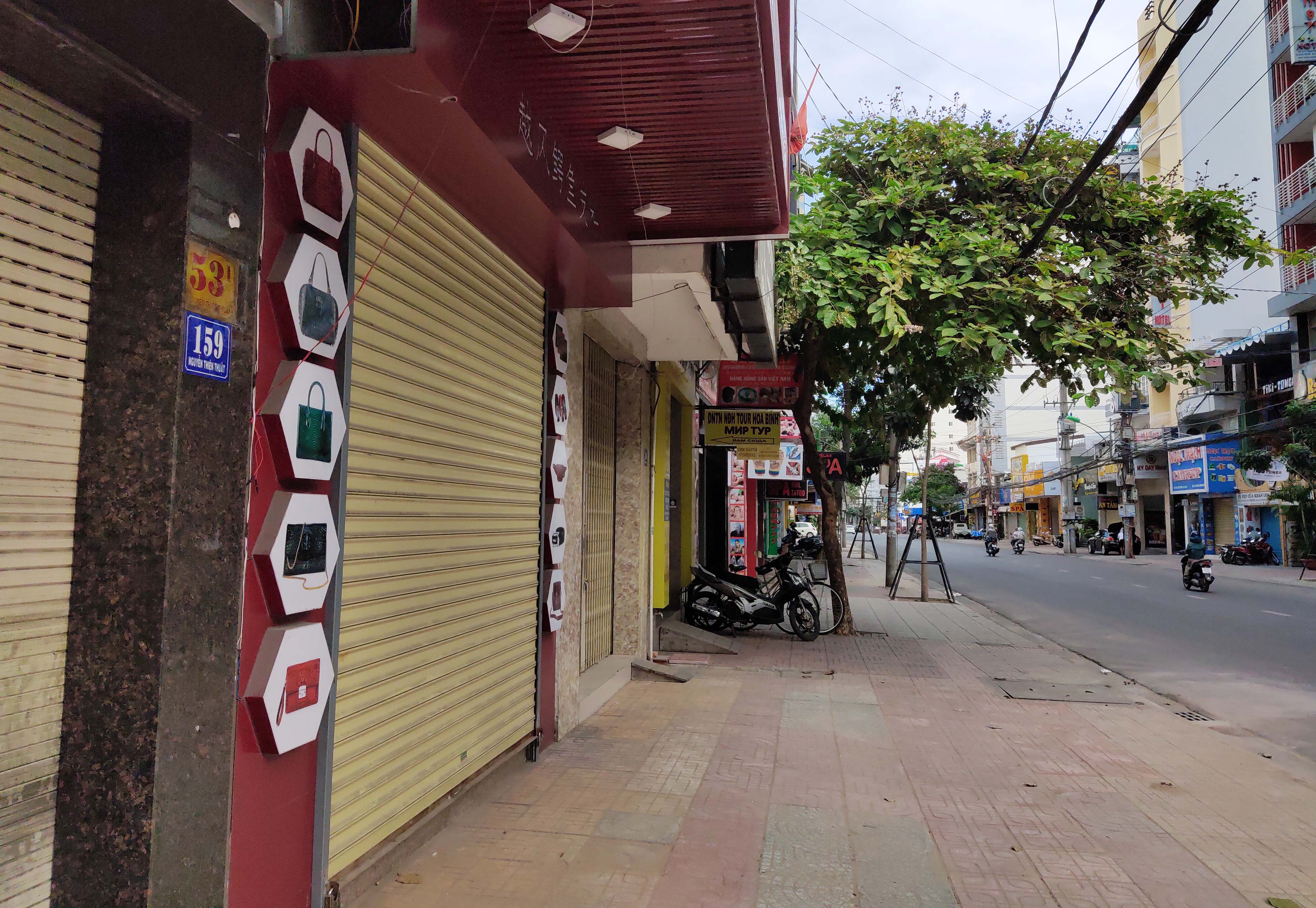 Nha Trang khách sạn, khu du lịch, hàng quán vắng vẻ trước lễ 30/4 - Ảnh 4. Nha Trang khách sạn, khu du lịch, hàng quán vắng vẻ trước lễ 30/4 - Ảnh 4.