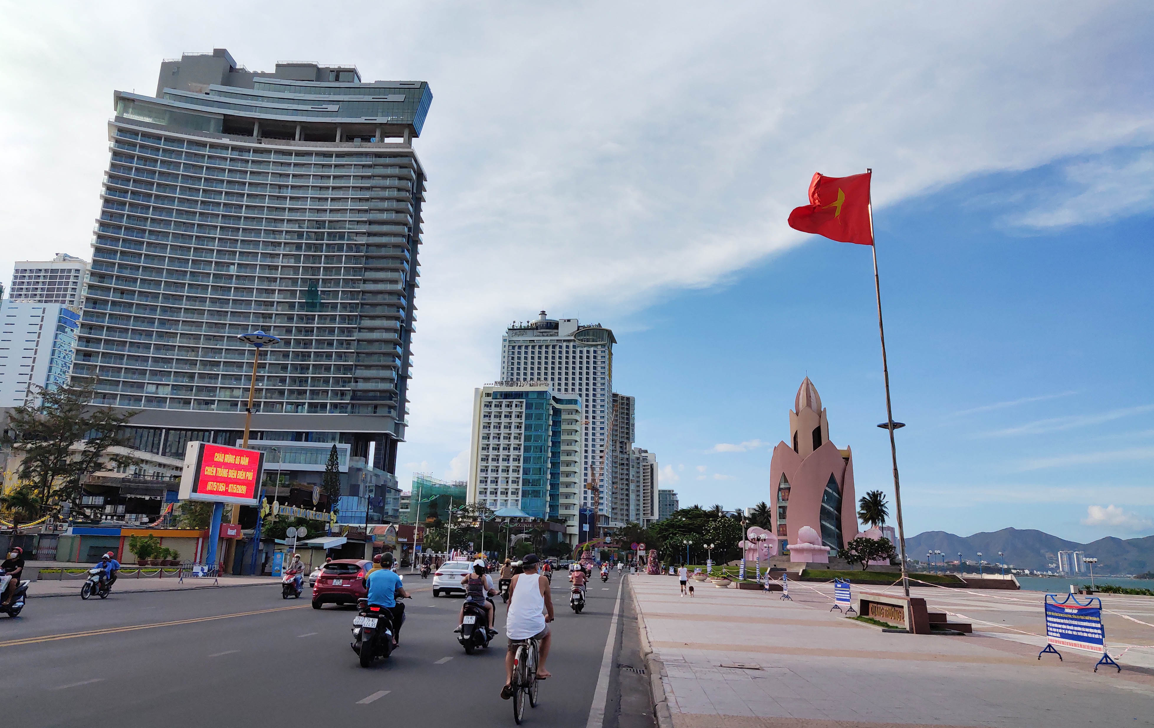 Nha Trang khách sạn, khu du lịch, hàng quán vắng vẻ trước lễ 30/4 - Ảnh 1. Nha Trang khách sạn, khu du lịch, hàng quán vắng vẻ trước lễ 30/4 - Ảnh 1.
