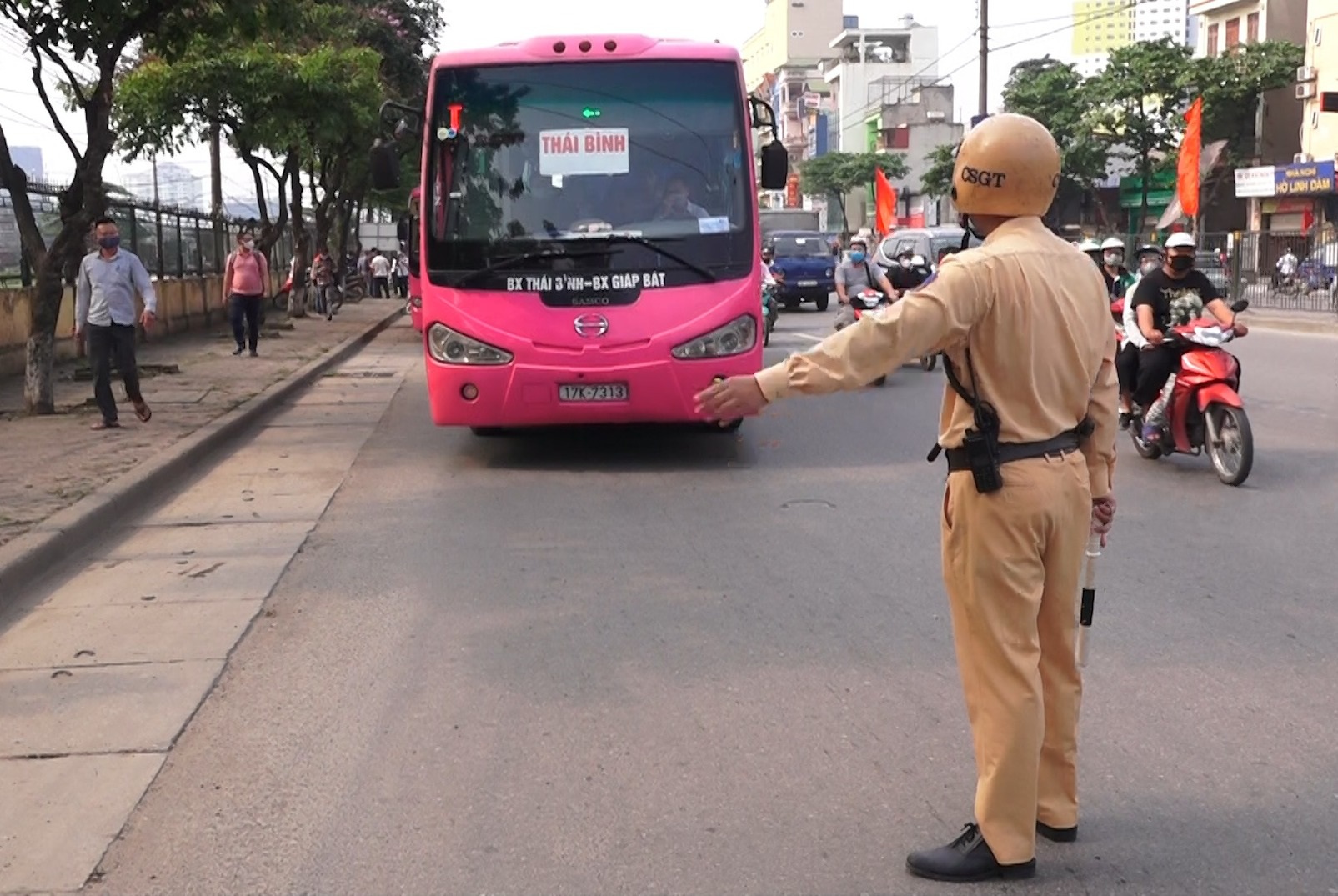 Hà Nội: Nhiều xe khách không thực hiện giãn cách bị CSGT xử lí - Ảnh 2. Hà Nội: Nhiều xe khách không thực hiện giãn cách bị CSGT xử lí - Ảnh 2.