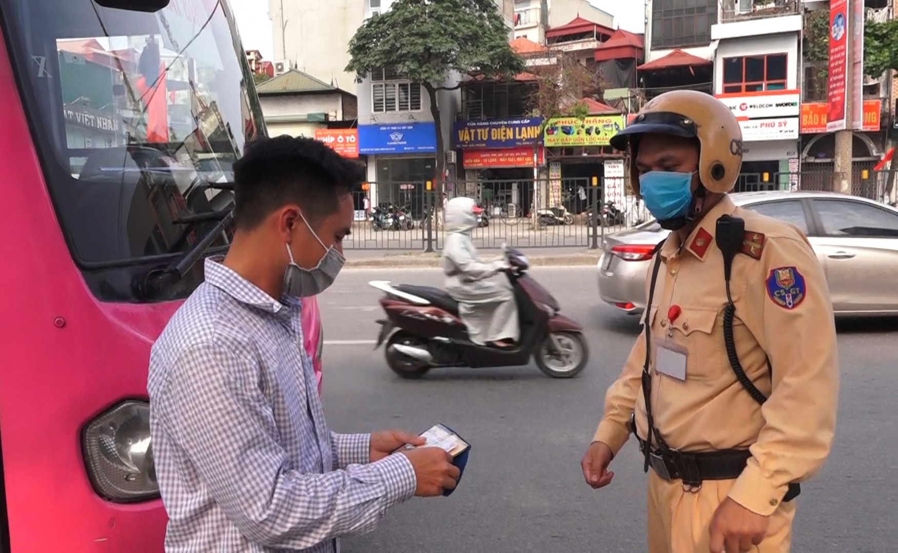 Hà Nội: Nhiều xe khách không thực hiện giãn cách bị CSGT xử lí - Ảnh 3. Hà Nội: Nhiều xe khách không thực hiện giãn cách bị CSGT xử lí - Ảnh 3.