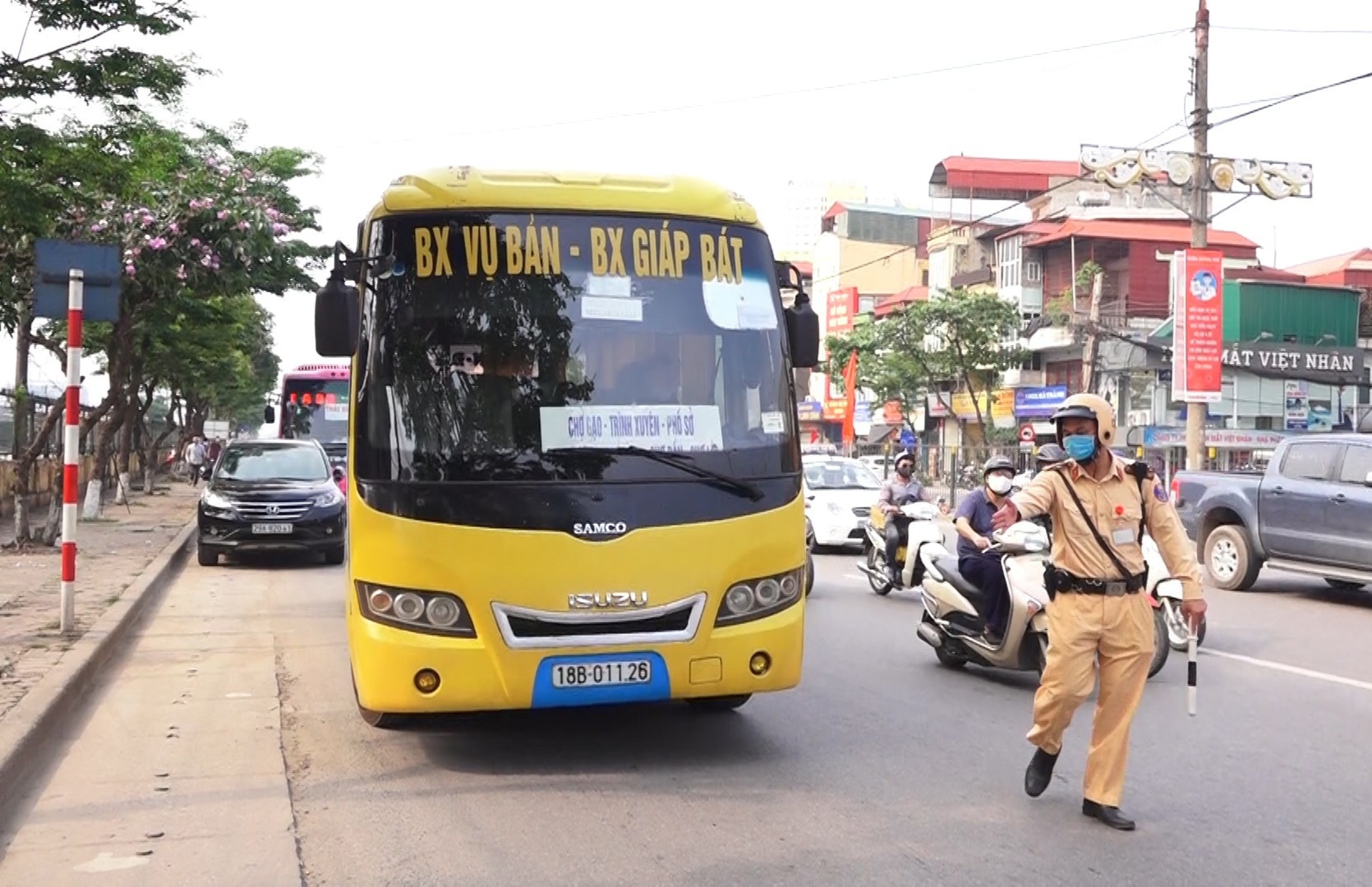 Hà Nội: Nhiều xe khách không thực hiện giãn cách bị CSGT xử lí - Ảnh 7. Hà Nội: Nhiều xe khách không thực hiện giãn cách bị CSGT xử lí - Ảnh 7.