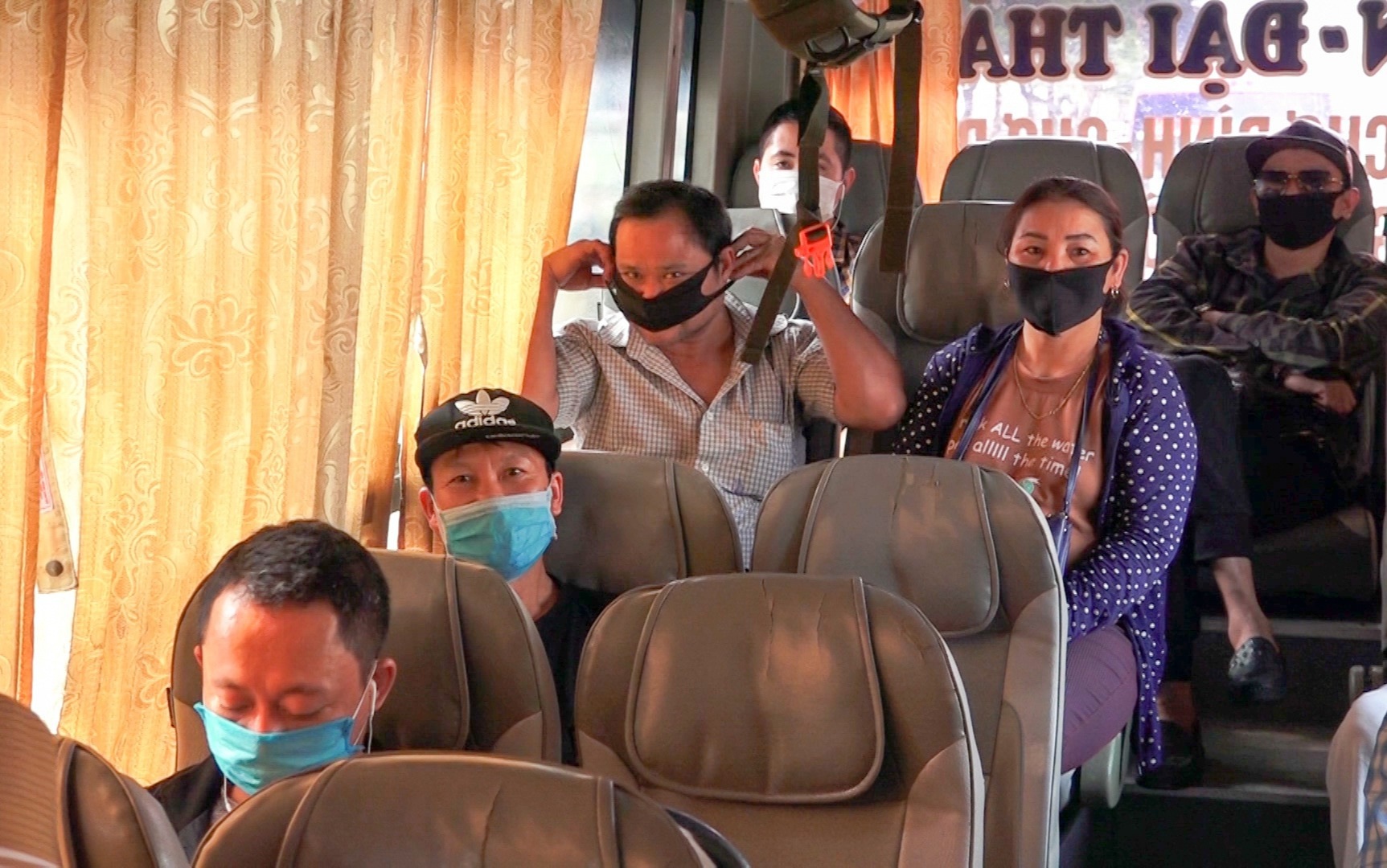 Hà Nội: Nhiều xe khách không thực hiện giãn cách bị CSGT xử lí - Ảnh 6. Hà Nội: Nhiều xe khách không thực hiện giãn cách bị CSGT xử lí - Ảnh 6.