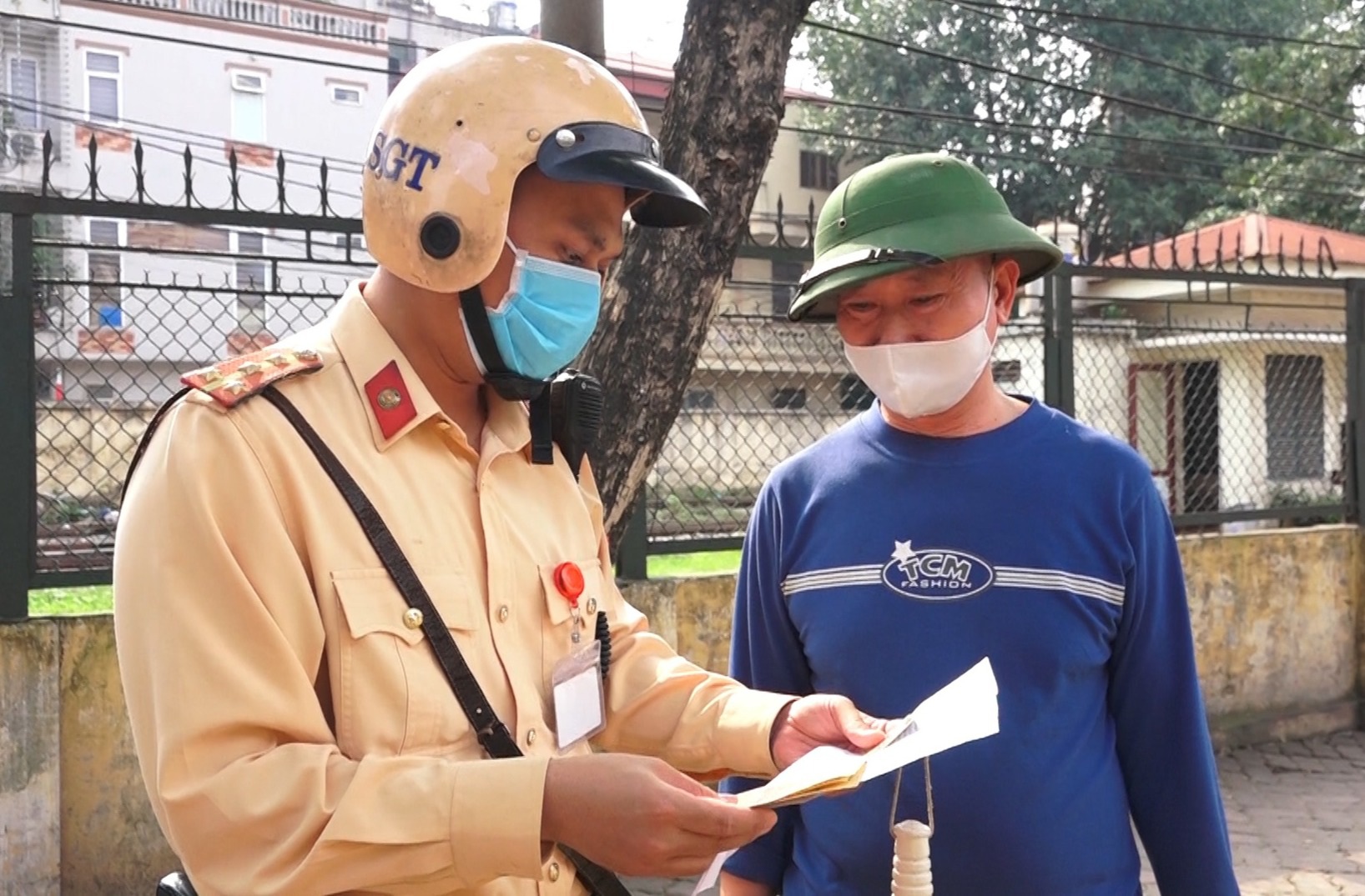 Hà Nội: Nhiều xe khách không thực hiện giãn cách bị CSGT xử lí - Ảnh 9. Hà Nội: Nhiều xe khách không thực hiện giãn cách bị CSGT xử lí - Ảnh 9.