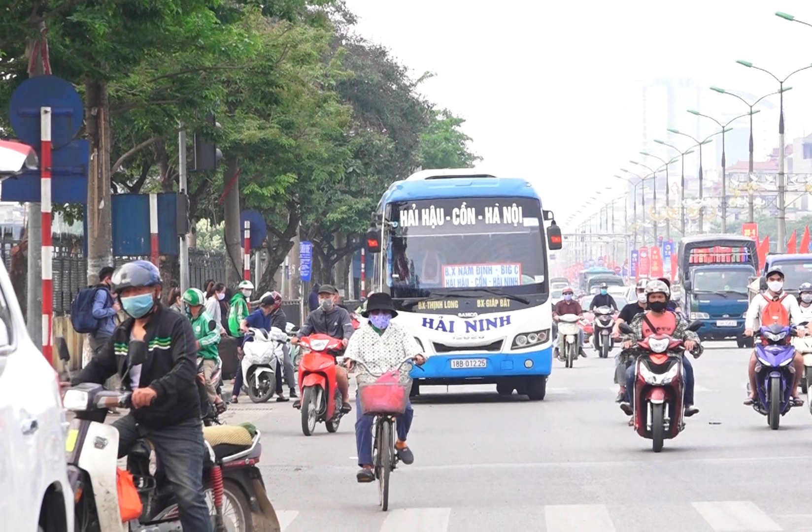 Hà Nội: Nhiều xe khách không thực hiện giãn cách bị CSGT xử lí - Ảnh 10. Hà Nội: Nhiều xe khách không thực hiện giãn cách bị CSGT xử lí - Ảnh 10.