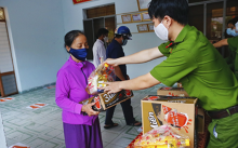 TP Đà Nẵng đang chi tiền hỗ trợ cho người dân ảnh hưởng bởi dịch Covid-19