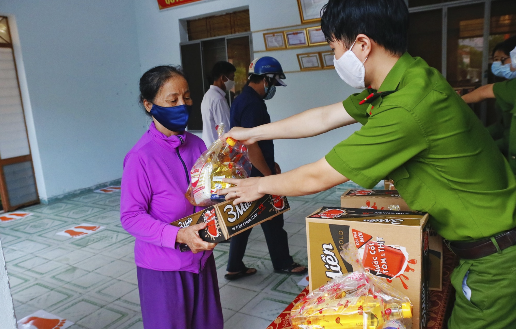 TP Đà Nẵng đang chi tiền hỗ trợ cho người dân ảnh hưởng bởi dịch Covid-19 - Ảnh 1. TP Đà Nẵng đang chi tiền hỗ trợ cho người dân ảnh hưởng bởi dịch Covid-19 - Ảnh 1.