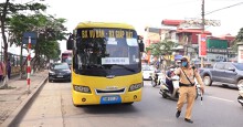 Hà Nội: Nhiều xe khách không thực hiện giãn cách bị CSGT xử lí