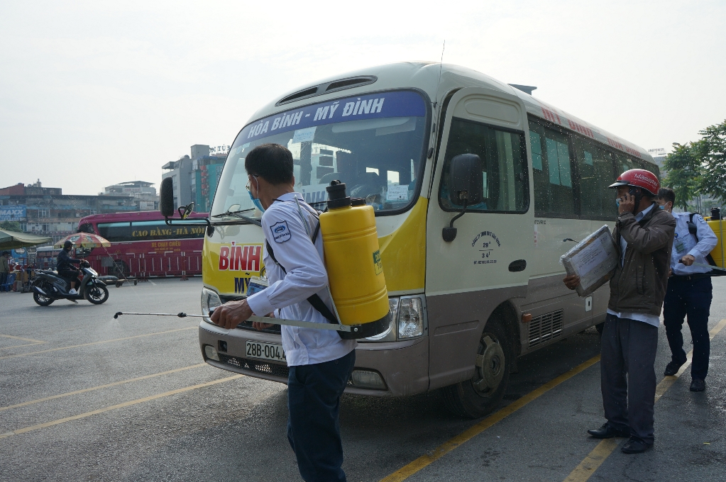 Xe khách liên tỉnh hoạt động bình thường, người cùng gia đình không phải giãn cách 1m - Ảnh 1. Xe khách liên tỉnh hoạt động bình thường, người cùng gia đình không phải giãn cách 1m - Ảnh 1.