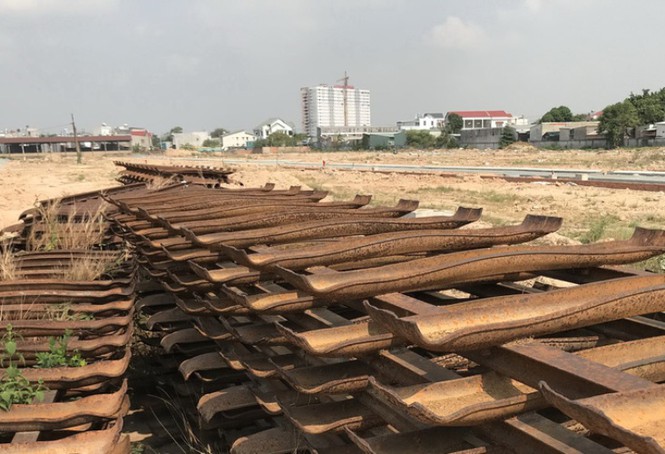 Bình Dương kiến nghị Thủ tướng xử lí vụ 'phá đường ray xây nhà ở' - Ảnh 1. Bình Dương kiến nghị Thủ tướng xử lí vụ 'phá đường ray xây nhà ở' - Ảnh 1.