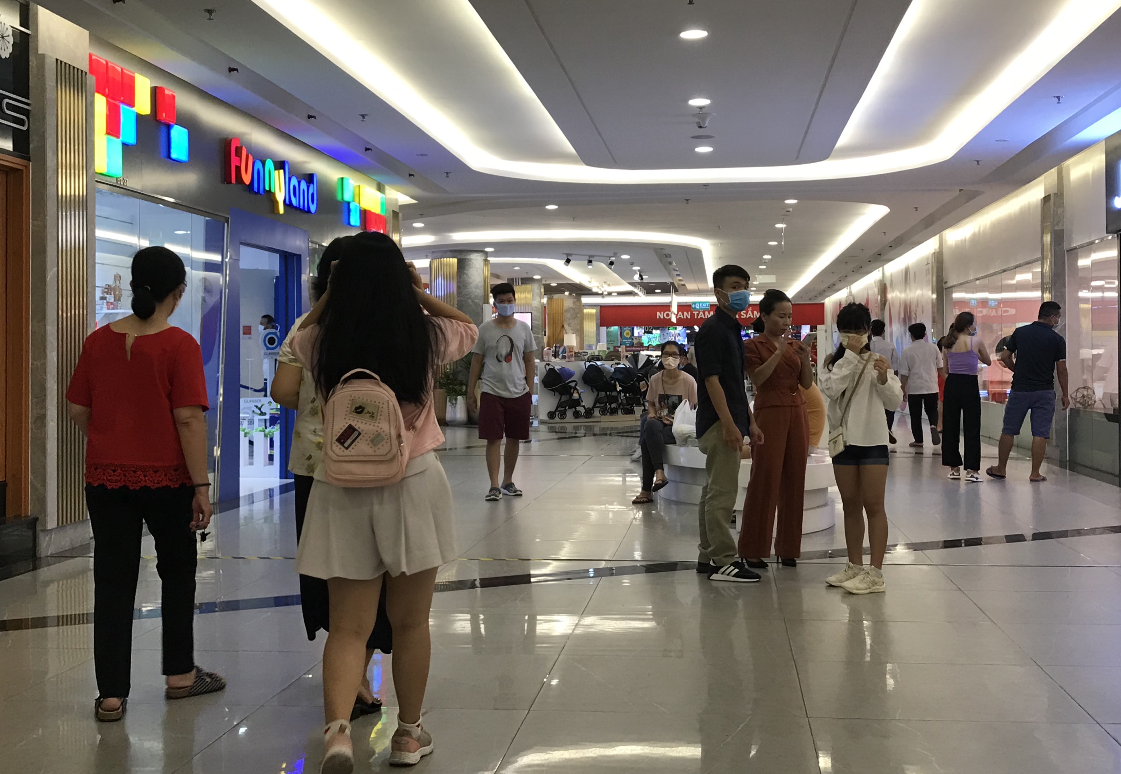 Người Sài Gòn kéo đến trung tâm thương mại chơi lễ nhưng phớt lờ hàng hiệu khuyến mãi chồng khuyến mãi - Ảnh 3. Người Sài Gòn kéo đến trung tâm thương mại chơi lễ nhưng phớt lờ hàng hiệu khuyến mãi chồng khuyến mãi - Ảnh 3.