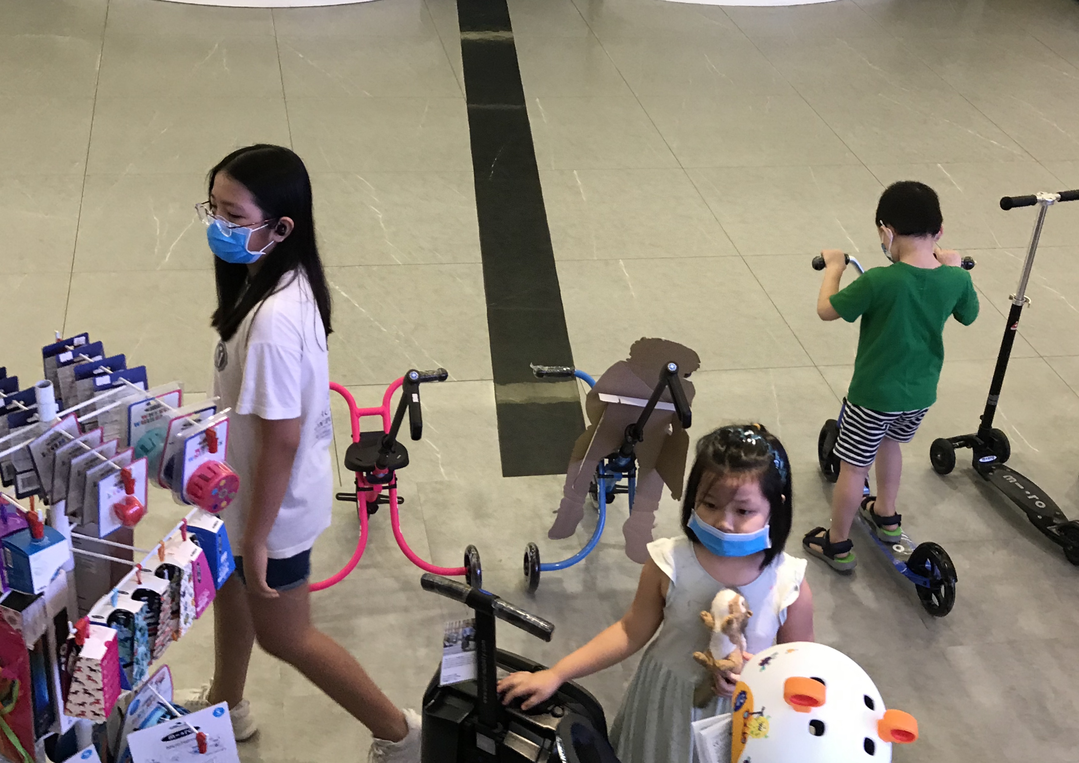 Người Sài Gòn kéo đến trung tâm thương mại chơi lễ nhưng phớt lờ hàng hiệu khuyến mãi chồng khuyến mãi - Ảnh 14. Người Sài Gòn kéo đến trung tâm thương mại chơi lễ nhưng phớt lờ hàng hiệu khuyến mãi chồng khuyến mãi - Ảnh 14.