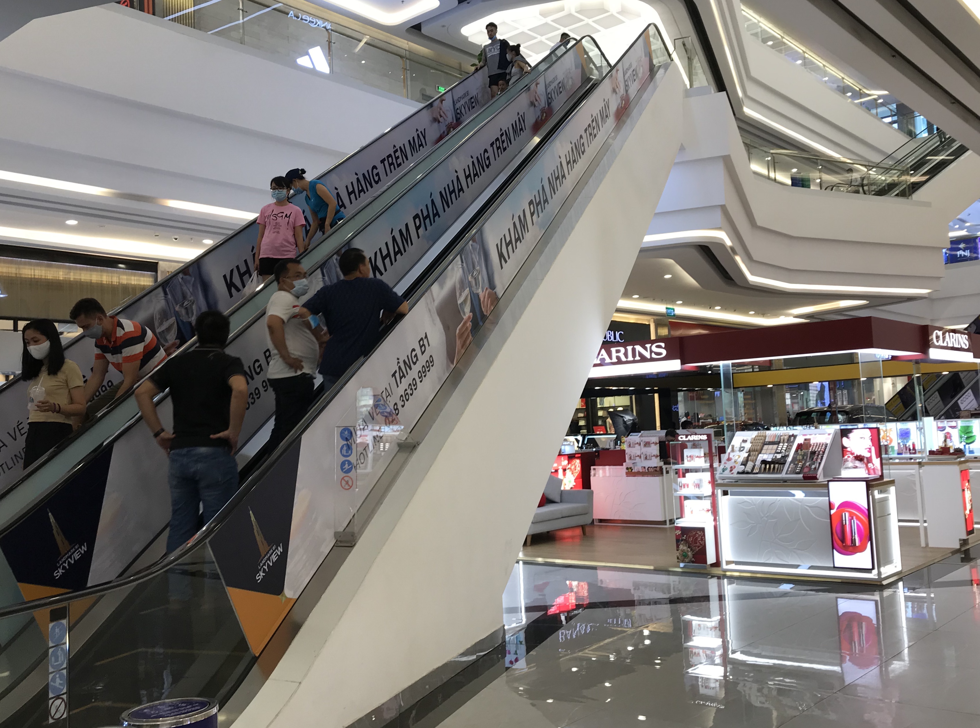 Người Sài Gòn kéo đến trung tâm thương mại chơi lễ nhưng phớt lờ hàng hiệu khuyến mãi chồng khuyến mãi - Ảnh 2. Người Sài Gòn kéo đến trung tâm thương mại chơi lễ nhưng phớt lờ hàng hiệu khuyến mãi chồng khuyến mãi - Ảnh 2.