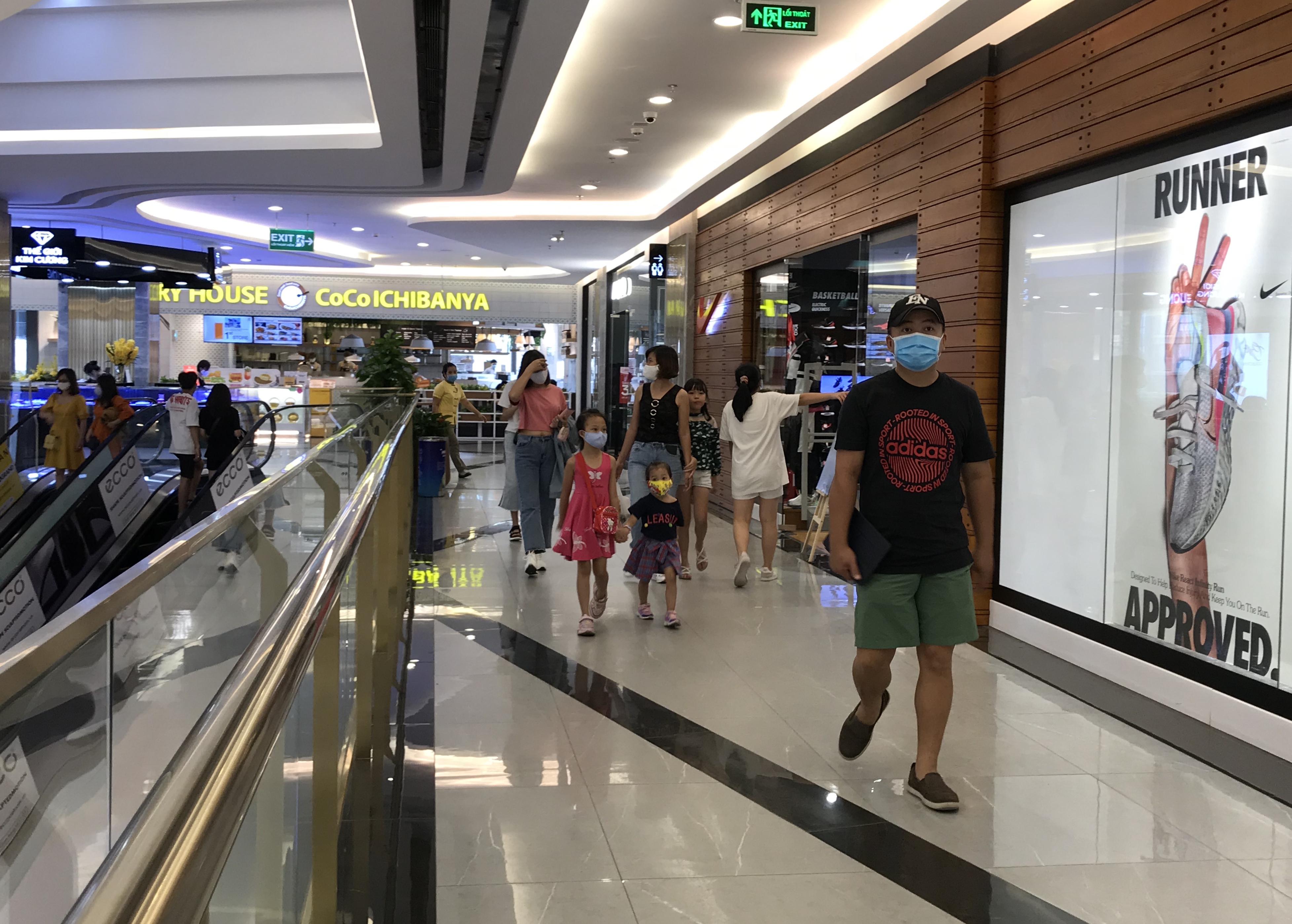 Người Sài Gòn kéo đến trung tâm thương mại chơi lễ nhưng phớt lờ hàng hiệu khuyến mãi chồng khuyến mãi - Ảnh 1. Người Sài Gòn kéo đến trung tâm thương mại chơi lễ nhưng phớt lờ hàng hiệu khuyến mãi chồng khuyến mãi - Ảnh 1.