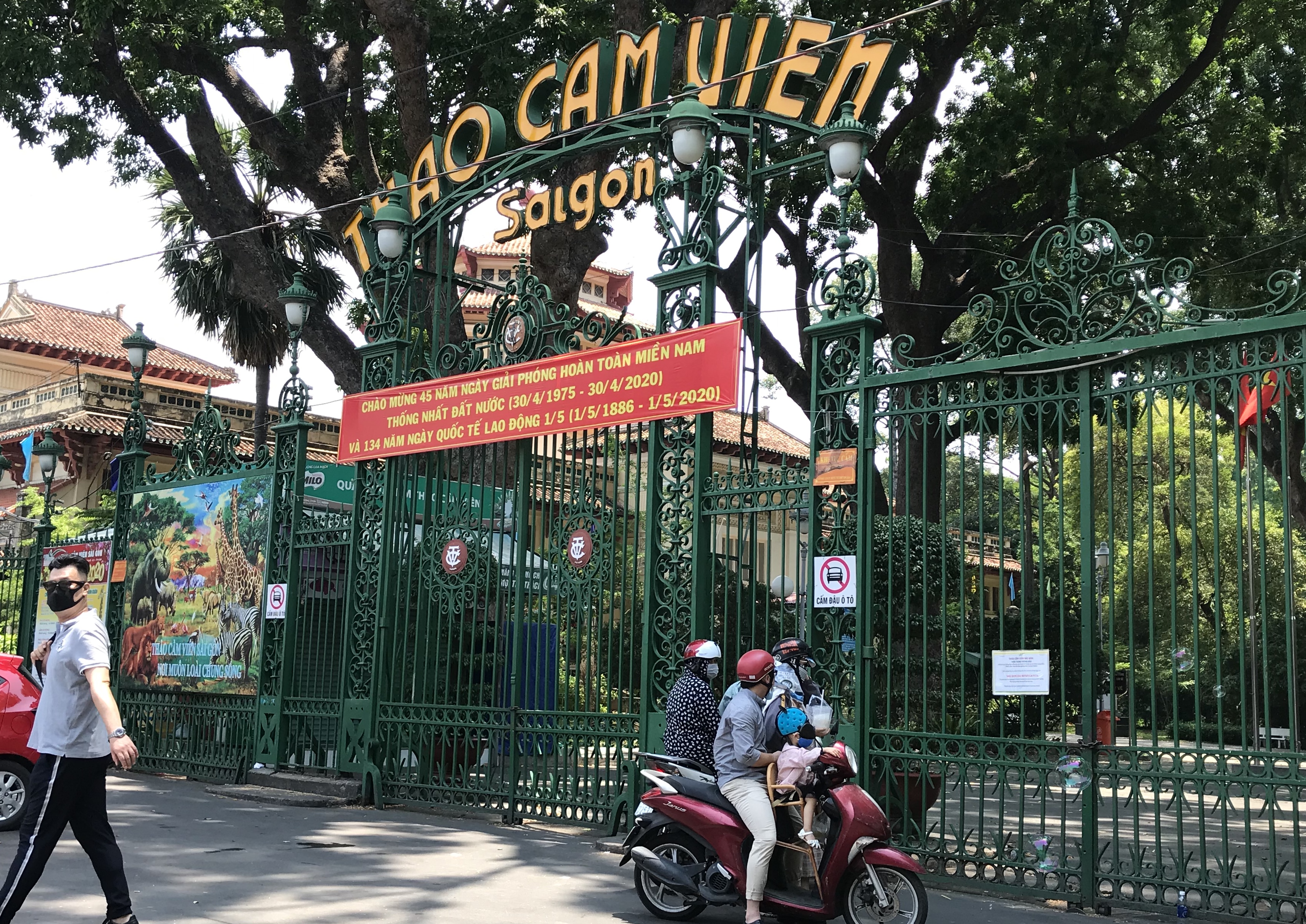 Ngày đầu nghỉ lễ 30/4, người dân đổ về Sở Thú Sài Gòn nhưng hụt hẫng ra về vì vẫn còn đóng cửa - Ảnh 4. Ngày đầu nghỉ lễ 30/4, người dân đổ về Sở Thú Sài Gòn nhưng hụt hẫng ra về vì vẫn còn đóng cửa - Ảnh 4.