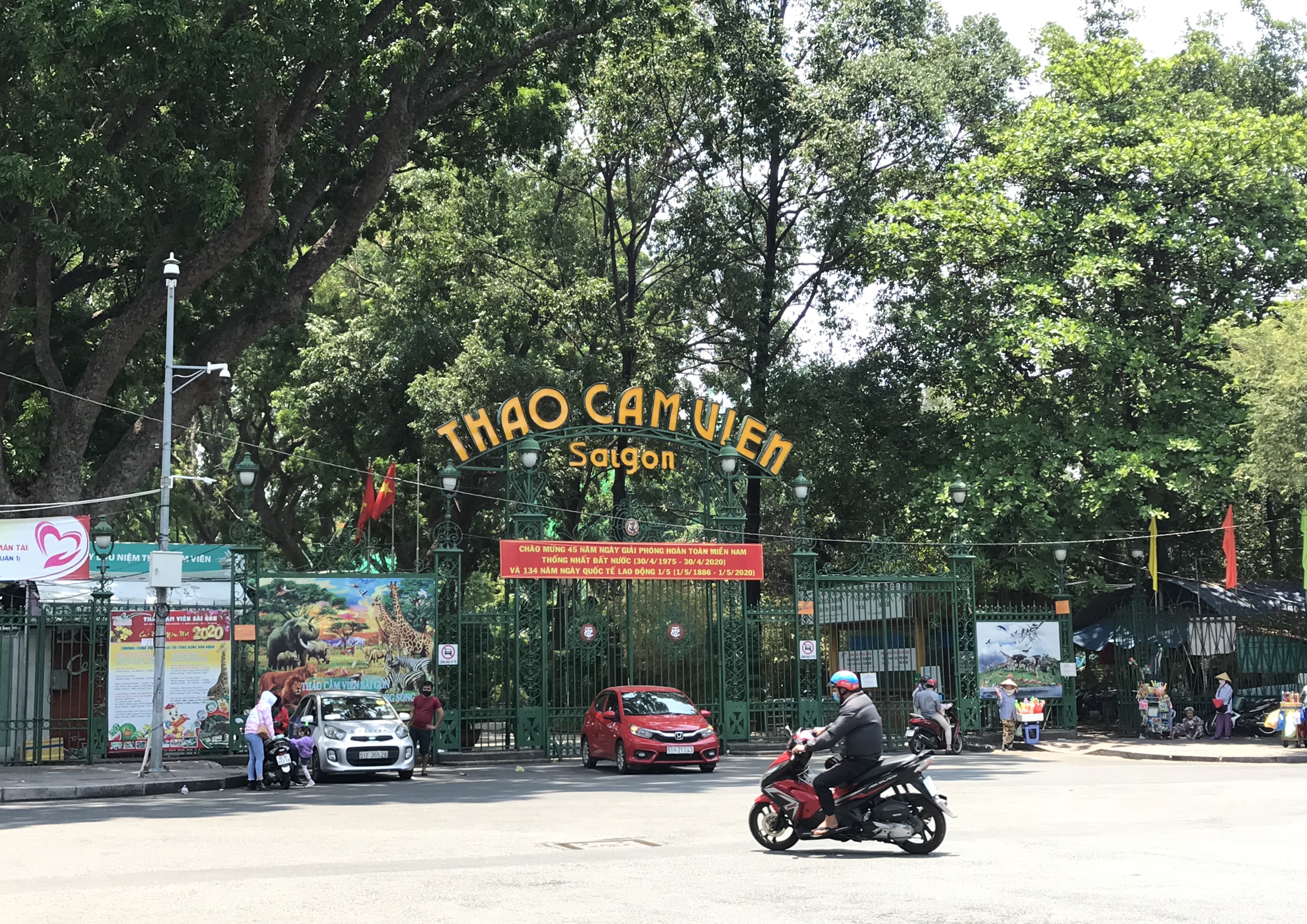 Ngày đầu nghỉ lễ 30/4, người dân đổ về Sở Thú Sài Gòn nhưng hụt hẫng ra về vì vẫn còn đóng cửa - Ảnh 1. Ngày đầu nghỉ lễ 30/4, người dân đổ về Sở Thú Sài Gòn nhưng hụt hẫng ra về vì vẫn còn đóng cửa - Ảnh 1.