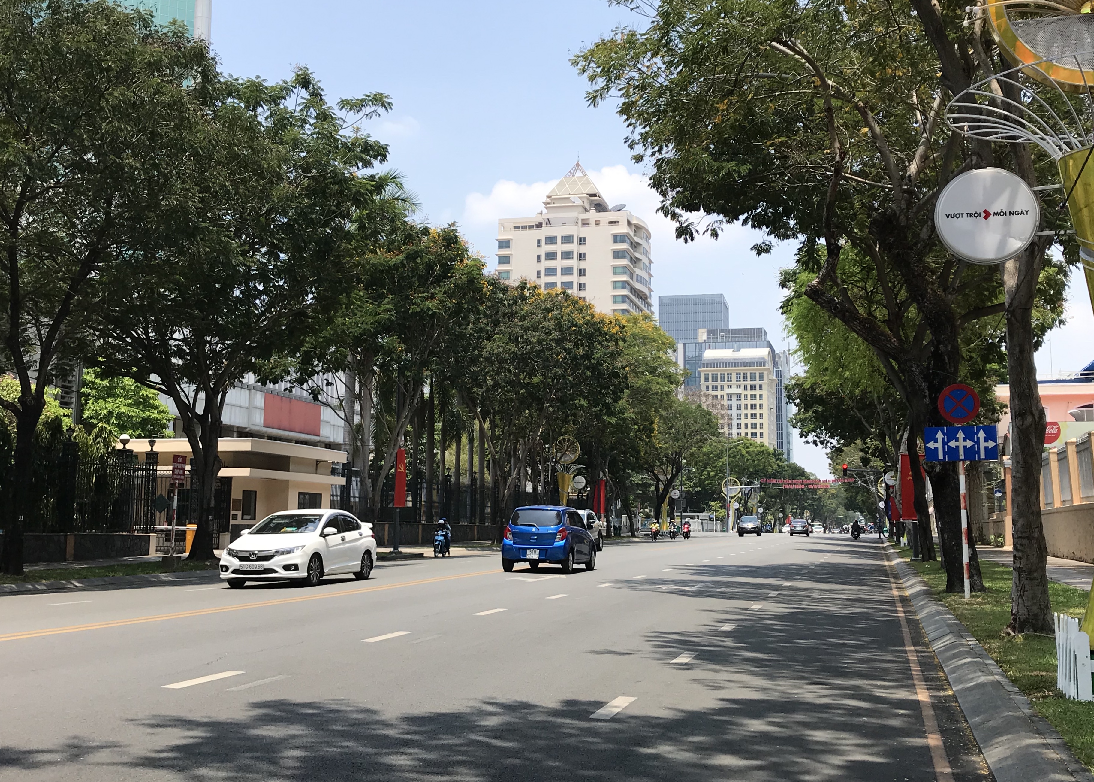 Ngày đầu nghỉ lễ 30/4, người dân đổ về Sở Thú Sài Gòn nhưng hụt hẫng ra về vì vẫn còn đóng cửa - Ảnh 7. Ngày đầu nghỉ lễ 30/4, người dân đổ về Sở Thú Sài Gòn nhưng hụt hẫng ra về vì vẫn còn đóng cửa - Ảnh 7.