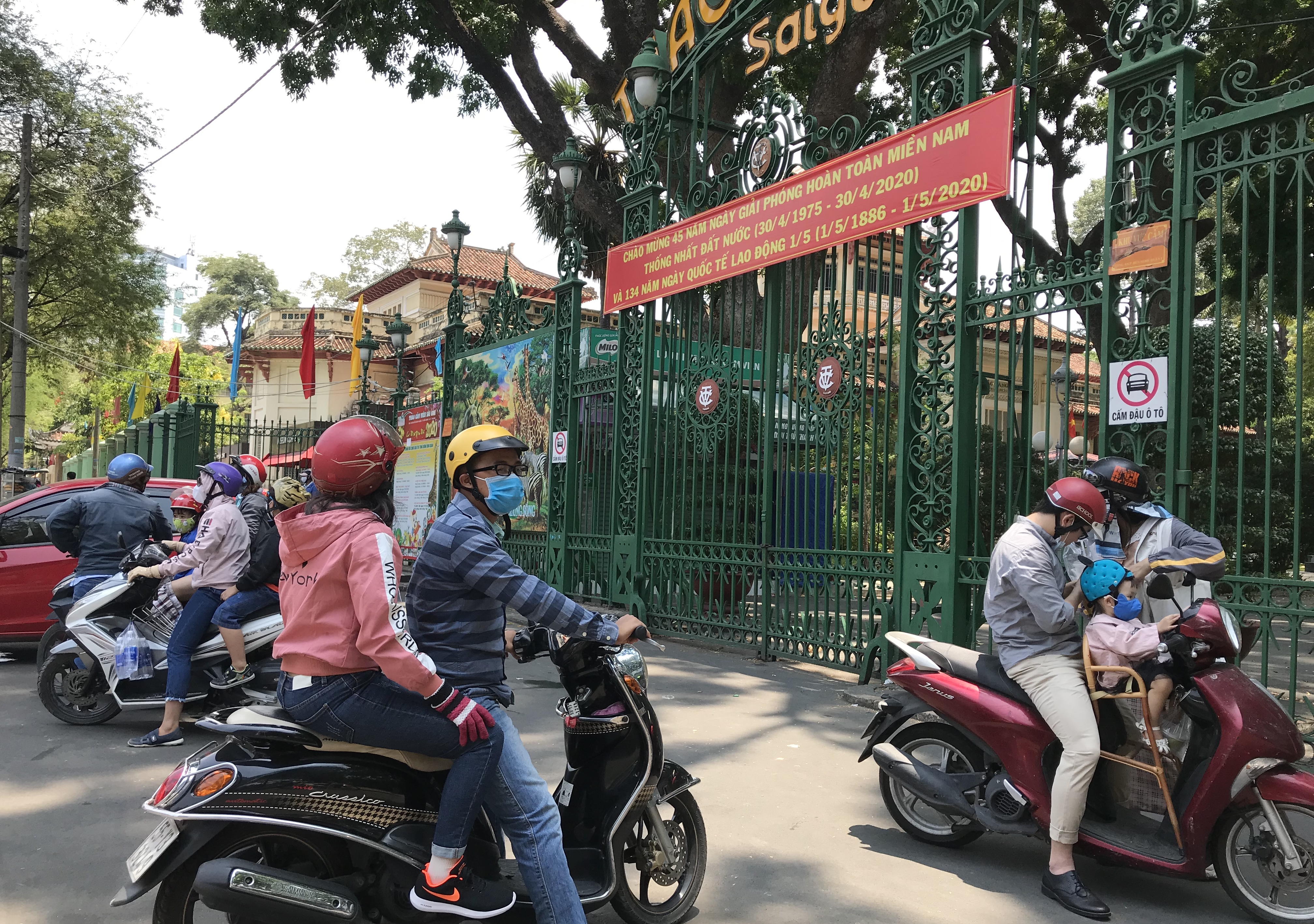 Ngày đầu nghỉ lễ 30/4, người dân đổ về Sở Thú Sài Gòn nhưng hụt hẫng ra về vì vẫn còn đóng cửa - Ảnh 2. Ngày đầu nghỉ lễ 30/4, người dân đổ về Sở Thú Sài Gòn nhưng hụt hẫng ra về vì vẫn còn đóng cửa - Ảnh 2.