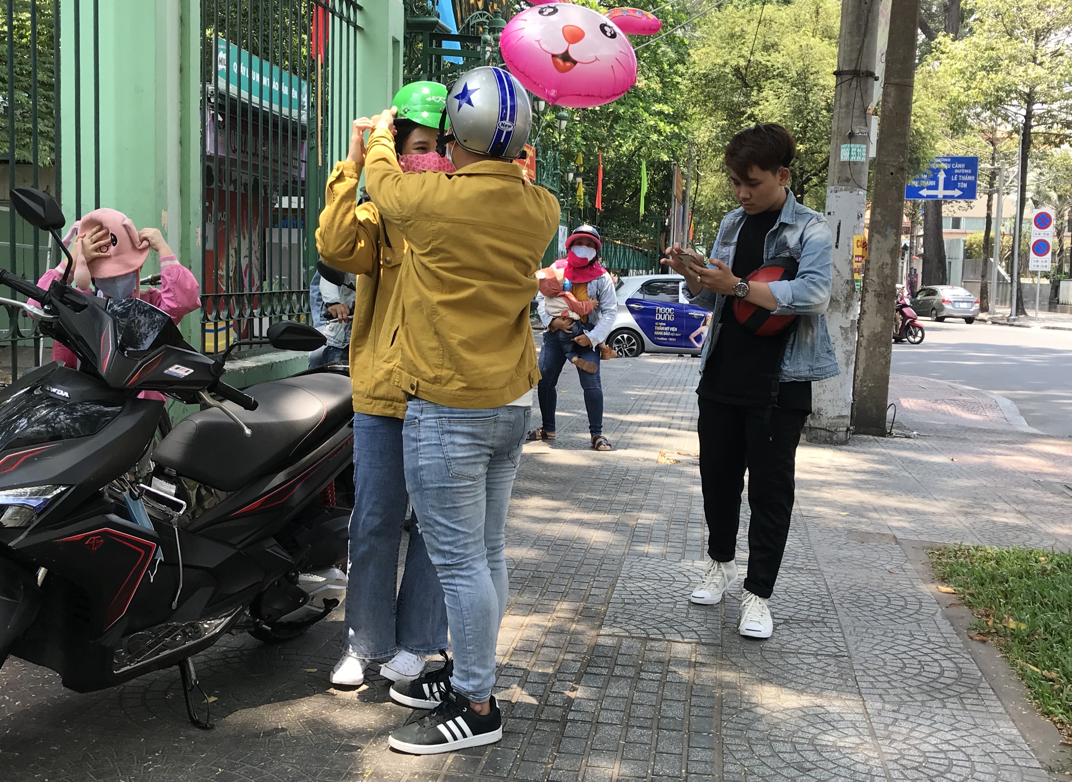 Ngày đầu nghỉ lễ 30/4, người dân đổ về Sở Thú Sài Gòn nhưng hụt hẫng ra về vì vẫn còn đóng cửa - Ảnh 6. Ngày đầu nghỉ lễ 30/4, người dân đổ về Sở Thú Sài Gòn nhưng hụt hẫng ra về vì vẫn còn đóng cửa - Ảnh 6.