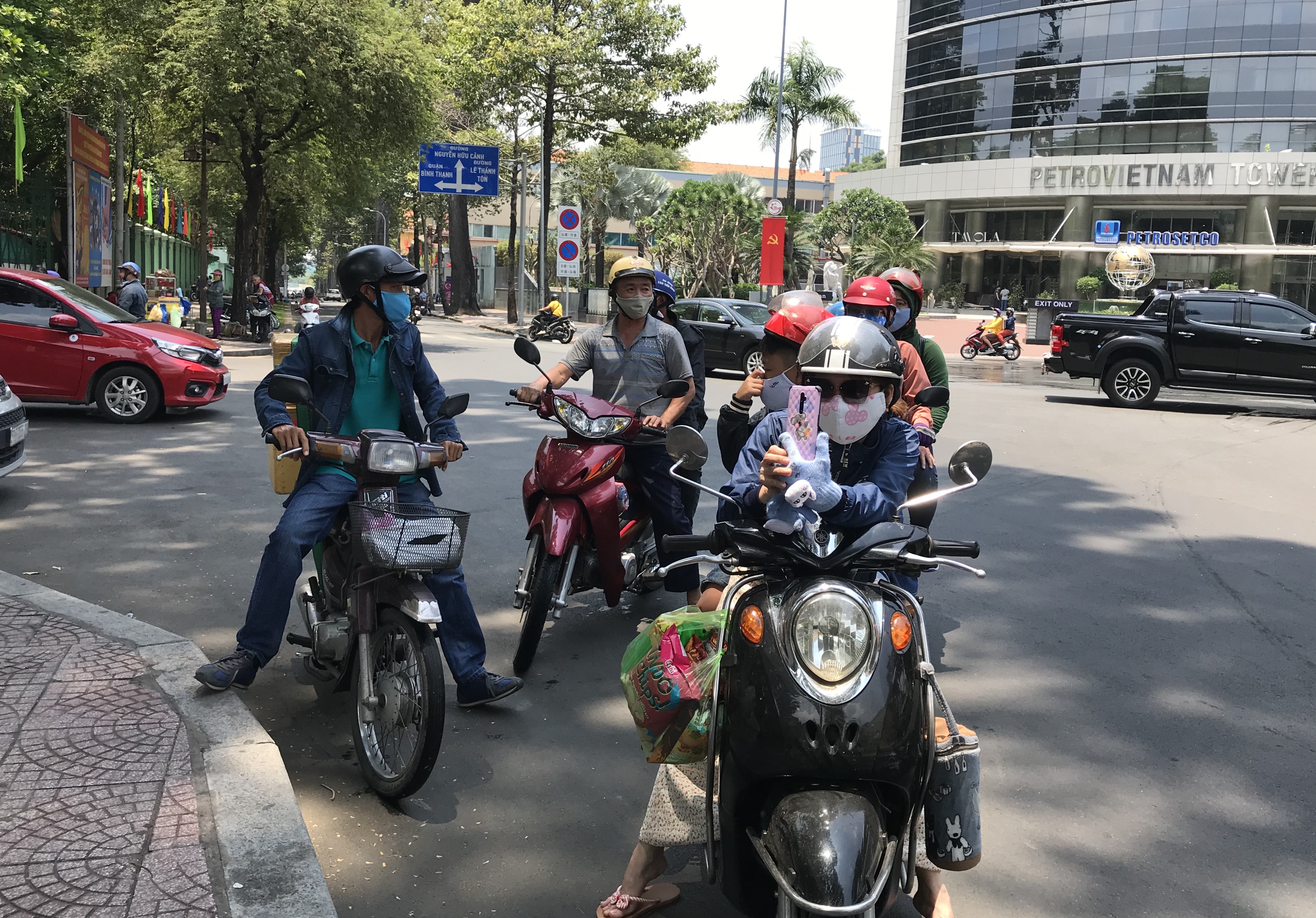 Ngày đầu nghỉ lễ 30/4, người dân đổ về Sở Thú Sài Gòn nhưng hụt hẫng ra về vì vẫn còn đóng cửa - Ảnh 3. Ngày đầu nghỉ lễ 30/4, người dân đổ về Sở Thú Sài Gòn nhưng hụt hẫng ra về vì vẫn còn đóng cửa - Ảnh 3.