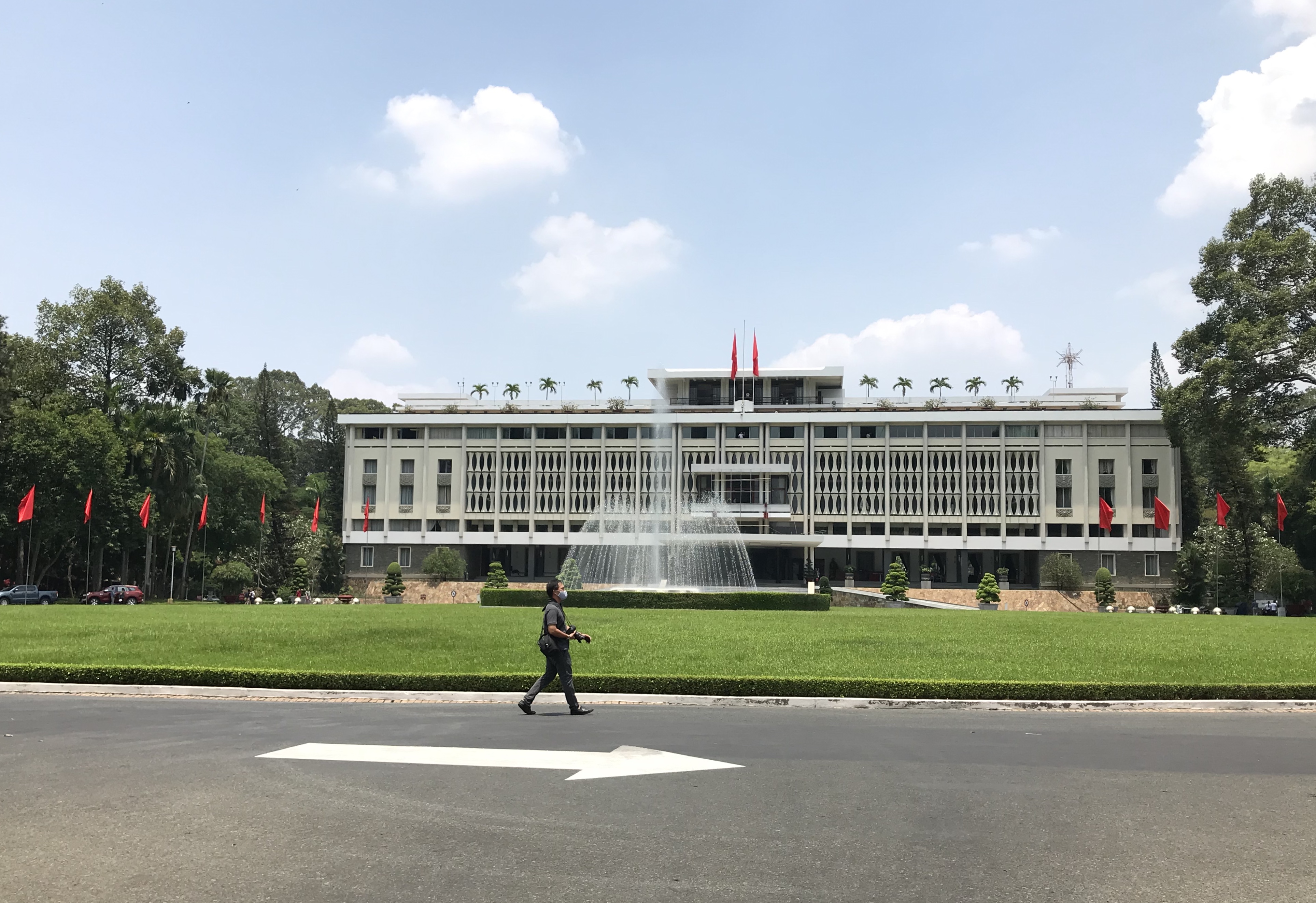 Ngày đầu nghỉ lễ 30/4, người dân đổ về Sở Thú Sài Gòn nhưng hụt hẫng ra về vì vẫn còn đóng cửa - Ảnh 8. Ngày đầu nghỉ lễ 30/4, người dân đổ về Sở Thú Sài Gòn nhưng hụt hẫng ra về vì vẫn còn đóng cửa - Ảnh 8.