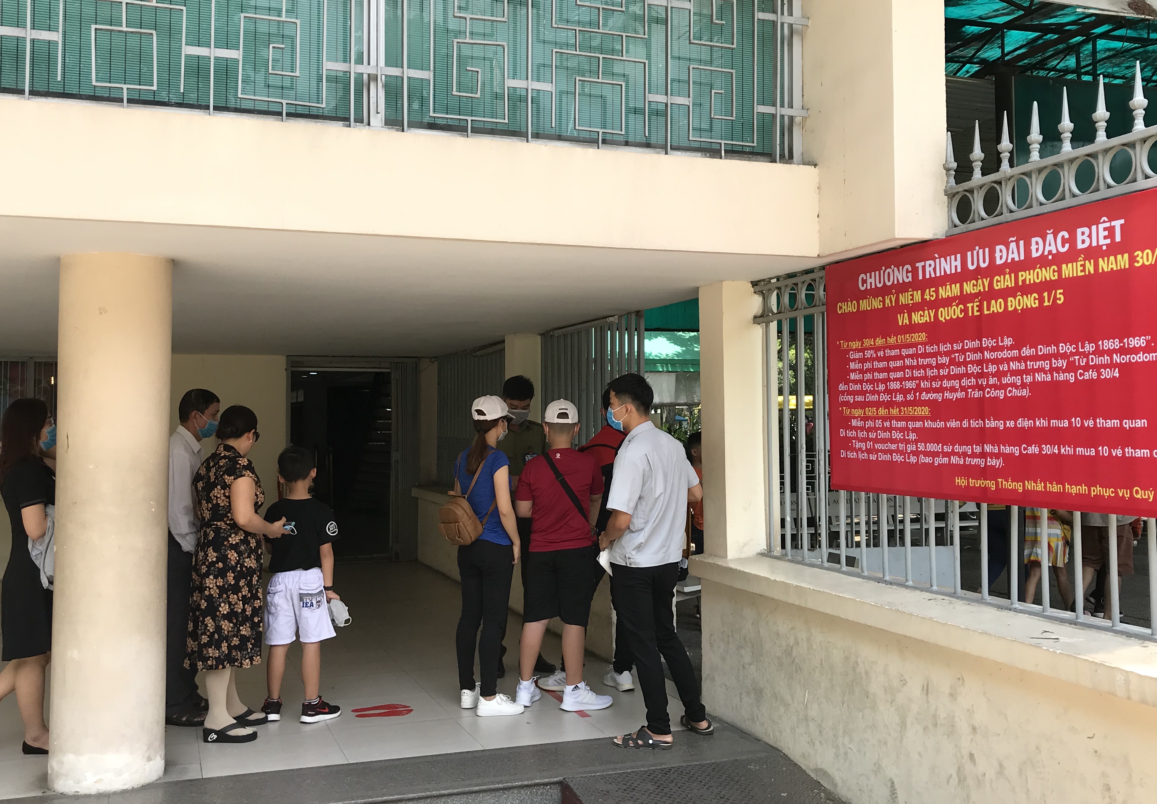 Ngày đầu nghỉ lễ 30/4, người dân đổ về Sở Thú Sài Gòn nhưng hụt hẫng ra về vì vẫn còn đóng cửa - Ảnh 9. Ngày đầu nghỉ lễ 30/4, người dân đổ về Sở Thú Sài Gòn nhưng hụt hẫng ra về vì vẫn còn đóng cửa - Ảnh 9.