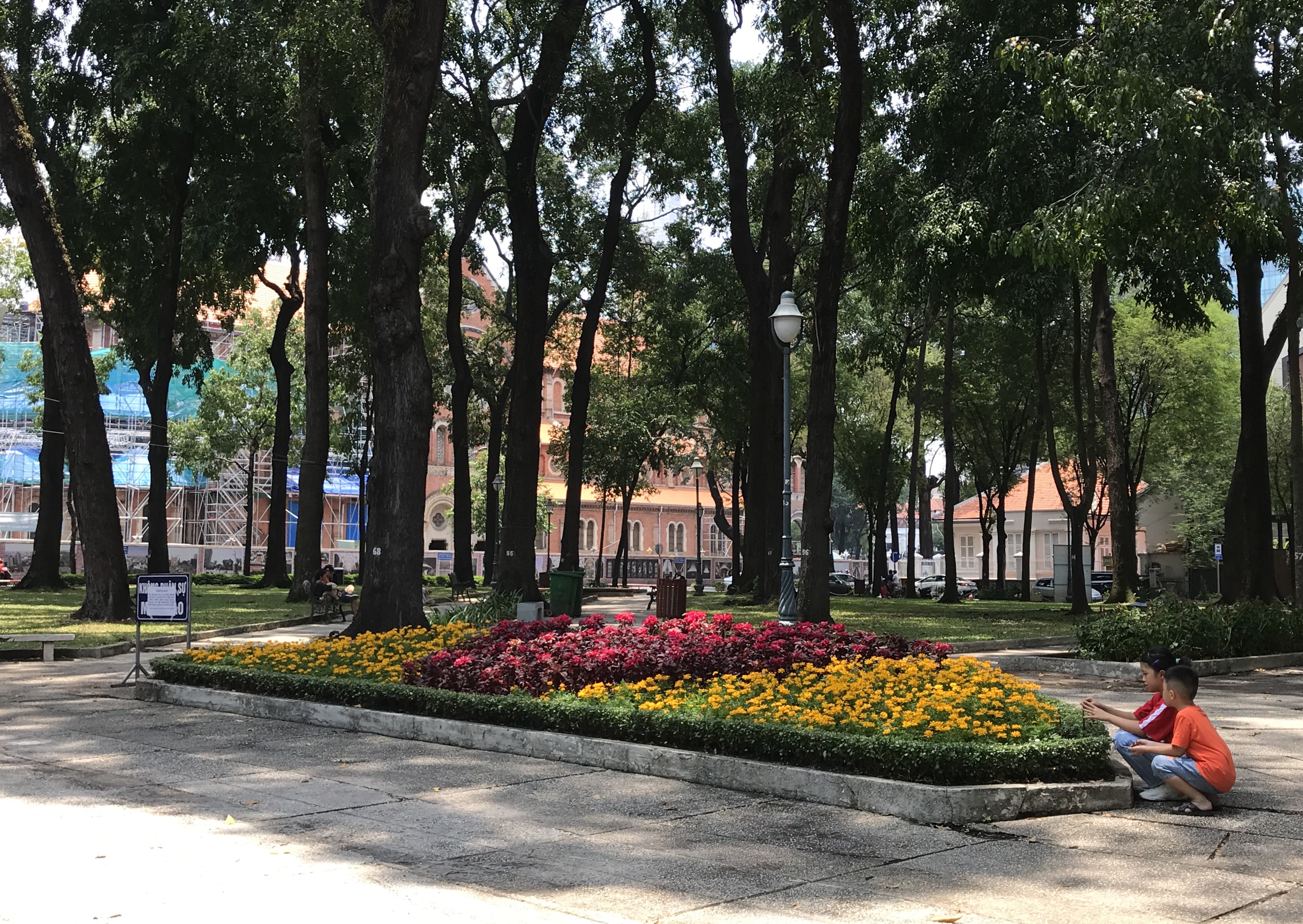 Ngày đầu nghỉ lễ 30/4, người dân đổ về Sở Thú Sài Gòn nhưng hụt hẫng ra về vì vẫn còn đóng cửa - Ảnh 10. Ngày đầu nghỉ lễ 30/4, người dân đổ về Sở Thú Sài Gòn nhưng hụt hẫng ra về vì vẫn còn đóng cửa - Ảnh 10.
