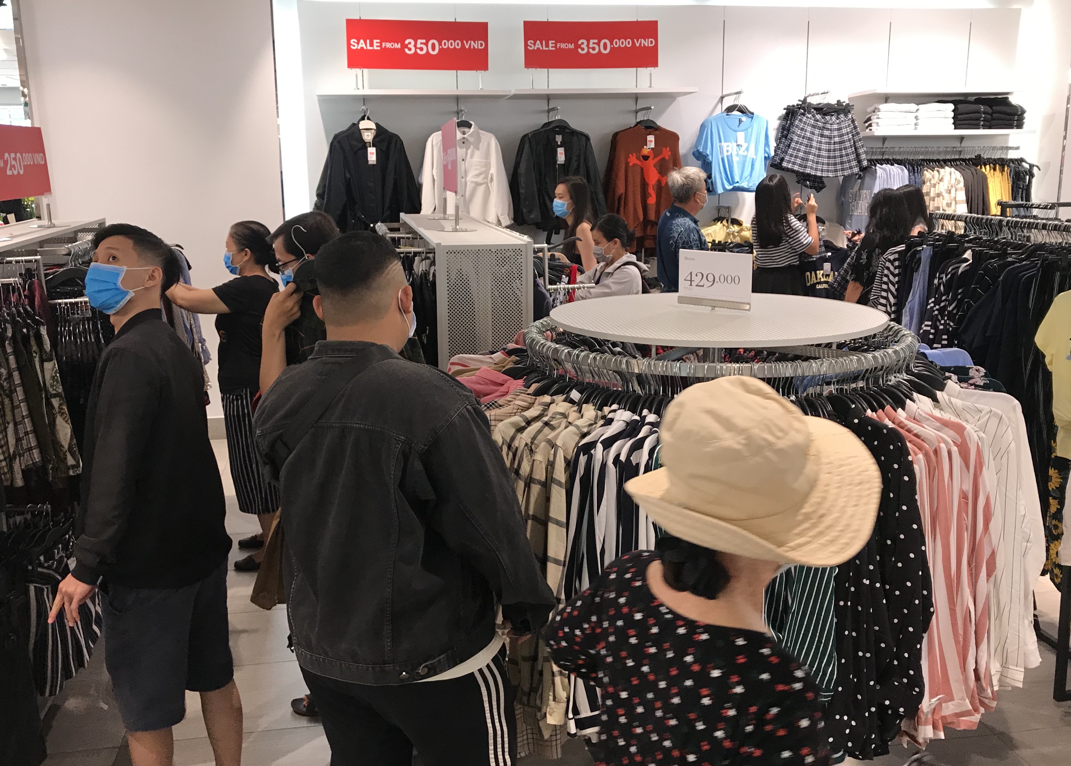 Người Sài Gòn kéo đến trung tâm thương mại chơi lễ nhưng phớt lờ hàng hiệu khuyến mãi chồng khuyến mãi - Ảnh 12. Người Sài Gòn kéo đến trung tâm thương mại chơi lễ nhưng phớt lờ hàng hiệu khuyến mãi chồng khuyến mãi - Ảnh 12.