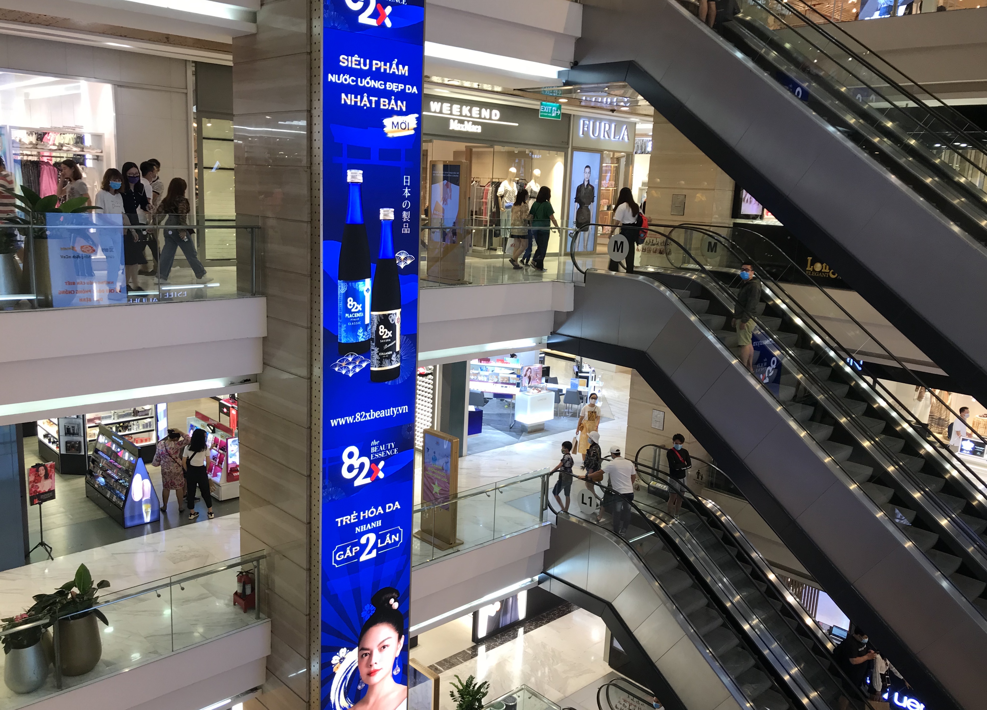 Người Sài Gòn kéo đến trung tâm thương mại chơi lễ nhưng phớt lờ hàng hiệu khuyến mãi chồng khuyến mãi - Ảnh 10. Người Sài Gòn kéo đến trung tâm thương mại chơi lễ nhưng phớt lờ hàng hiệu khuyến mãi chồng khuyến mãi - Ảnh 10.