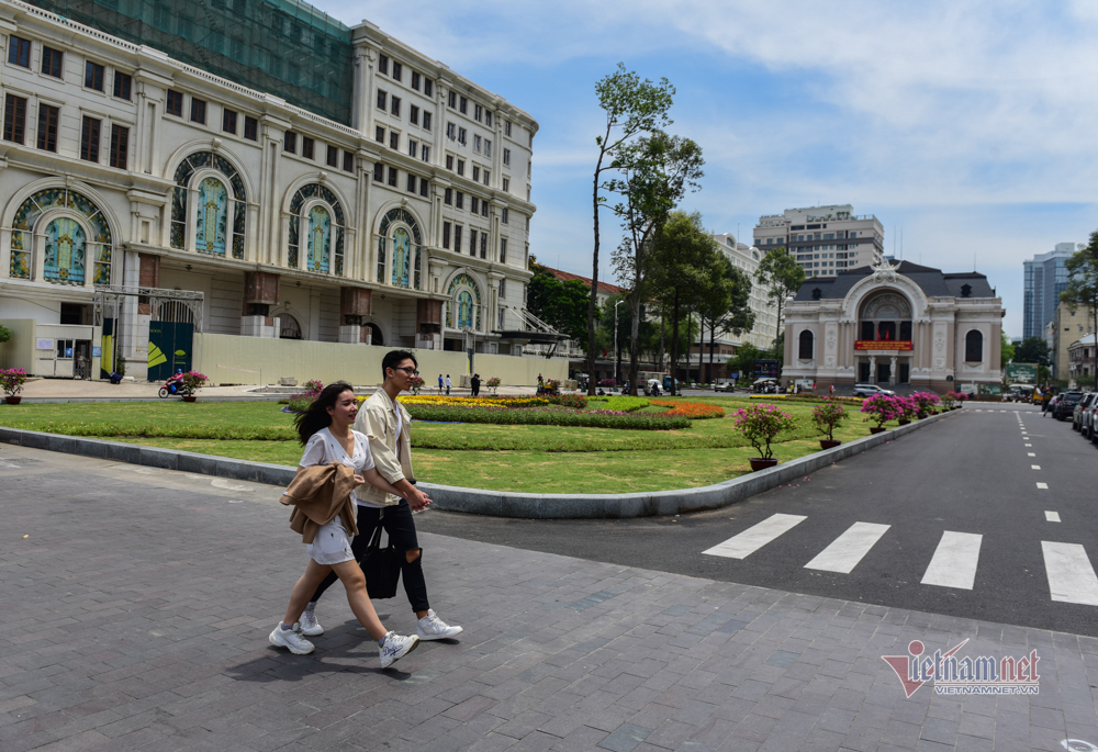 Vẻ đẹp bình dị của TP HCM trong ngày 45 năm thống nhất đất nước - Ảnh 1. Vẻ đẹp bình dị của TP HCM trong ngày 45 năm thống nhất đất nước - Ảnh 1.