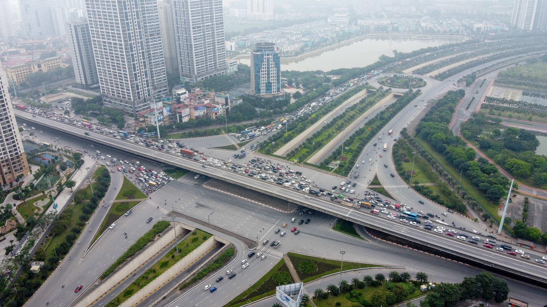 Hà Nội: Hình ảnh ô tô 'không lối thoát' tại đường vành đai 3 trên cao - Ảnh 9. Hà Nội: Hình ảnh ô tô 'không lối thoát' tại đường vành đai 3 trên cao - Ảnh 9.