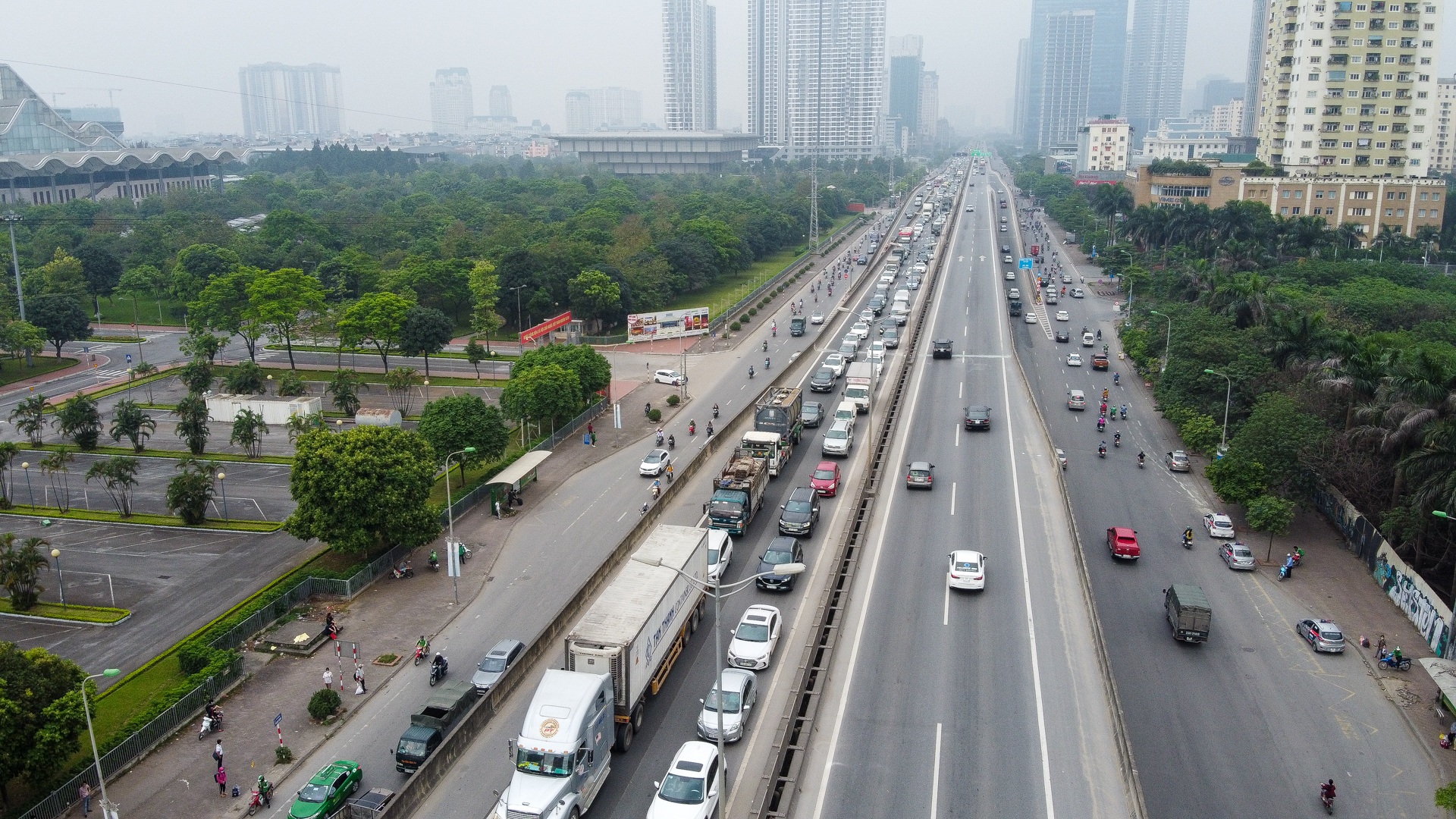 Hà Nội: Hình ảnh ô tô 'không lối thoát' tại đường vành đai 3 trên cao - Ảnh 3. Hà Nội: Hình ảnh ô tô 'không lối thoát' tại đường vành đai 3 trên cao - Ảnh 3.