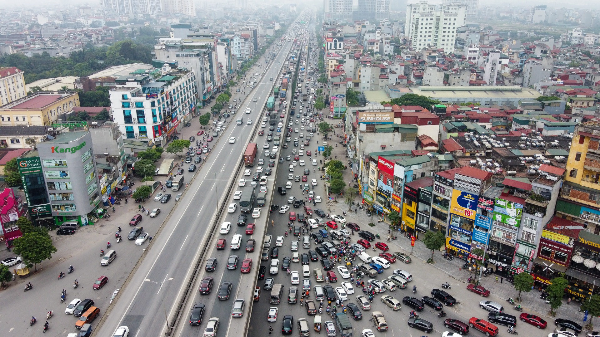 Hà Nội: Hình ảnh ô tô 'không lối thoát' tại đường vành đai 3 trên cao - Ảnh 5. Hà Nội: Hình ảnh ô tô 'không lối thoát' tại đường vành đai 3 trên cao - Ảnh 5.