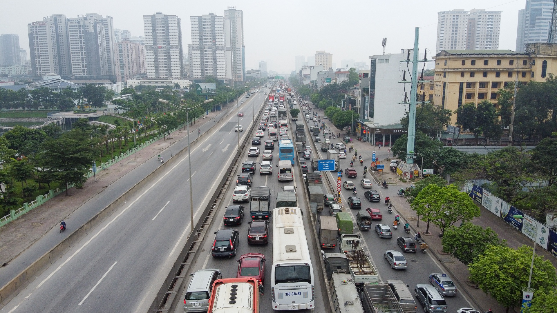 Hà Nội: Hình ảnh ô tô 'không lối thoát' tại đường vành đai 3 trên cao - Ảnh 8. Hà Nội: Hình ảnh ô tô 'không lối thoát' tại đường vành đai 3 trên cao - Ảnh 8.