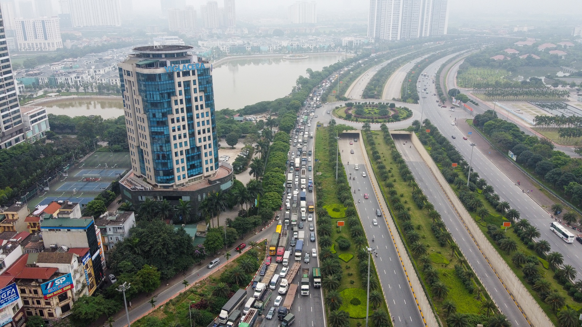 Hà Nội: Hình ảnh ô tô 'không lối thoát' tại đường vành đai 3 trên cao - Ảnh 6. Hà Nội: Hình ảnh ô tô 'không lối thoát' tại đường vành đai 3 trên cao - Ảnh 6.