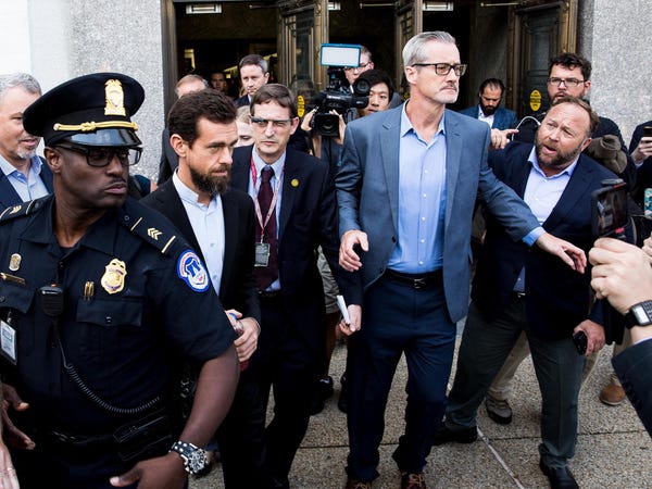 Cần bao nhiêu tiền để bảo vệ Tim Cook, Mark Zuckerberg? - Ảnh 1. Cần bao nhiêu tiền để bảo vệ Tim Cook, Mark Zuckerberg? - Ảnh 1.