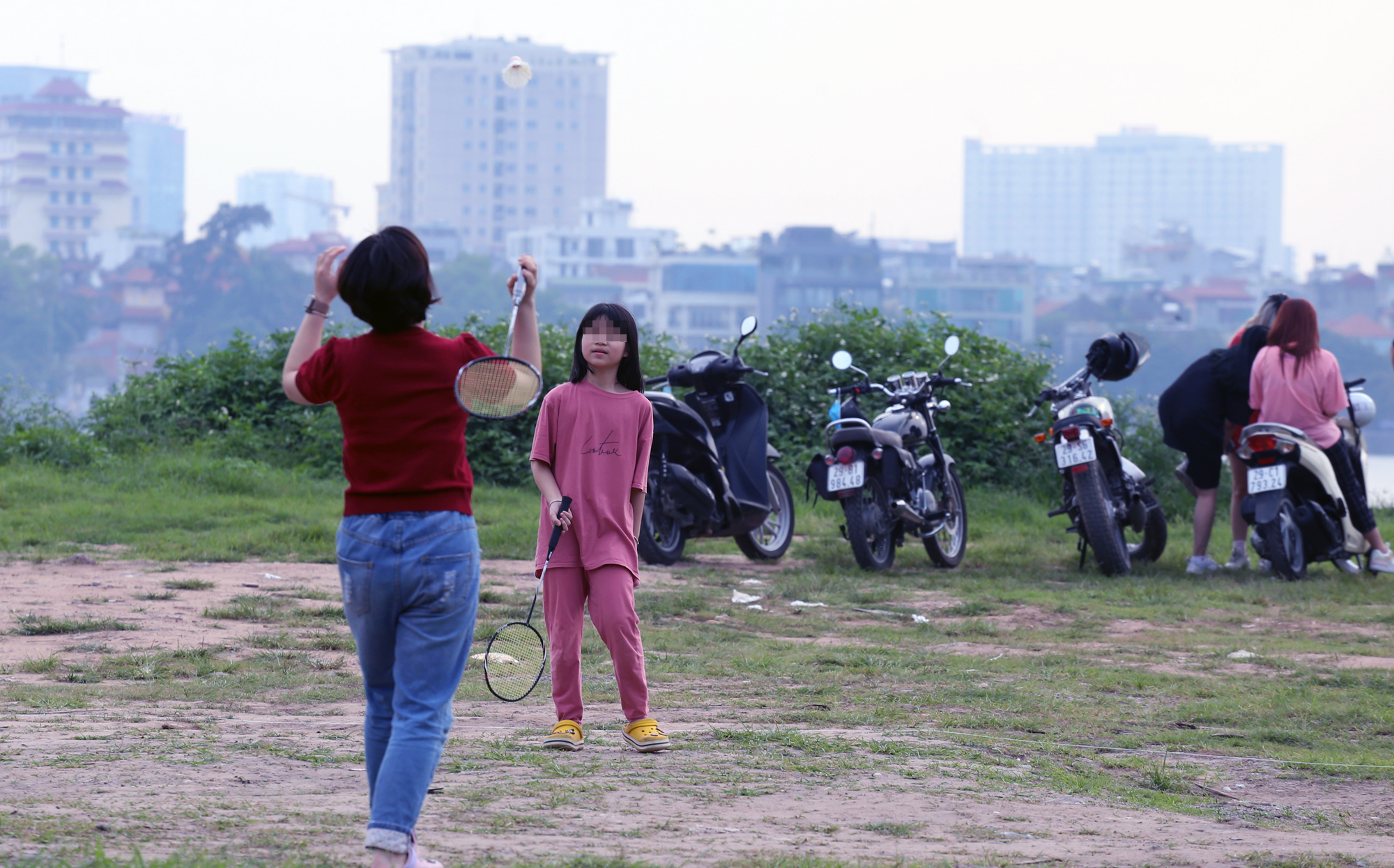Giới trẻ đổ về bãi cỏ phủ Tây Hồ vui chơi không khẩu trang - Ảnh 9. Giới trẻ đổ về bãi cỏ phủ Tây Hồ vui chơi không khẩu trang - Ảnh 9.