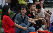 Trà đá, trà chanh tràn ngập vỉa hè hồ Tây dù chưa hết dịch Covid-19