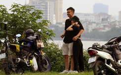 Giới trẻ đổ về bãi cỏ phủ Tây Hồ vui chơi không khẩu trang