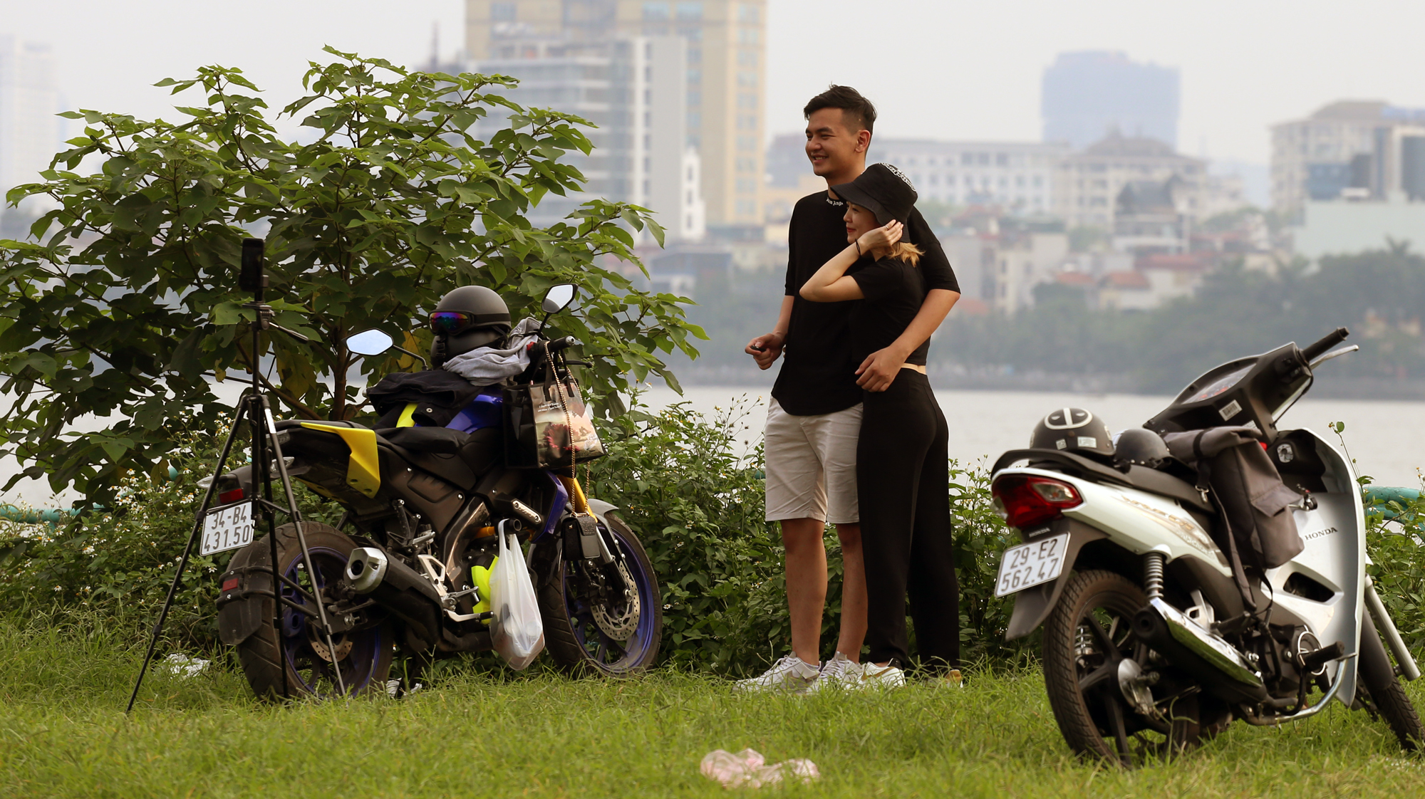 Giới trẻ đổ về bãi cỏ phủ Tây Hồ vui chơi không khẩu trang - Ảnh 10. Giới trẻ đổ về bãi cỏ phủ Tây Hồ vui chơi không khẩu trang - Ảnh 10.