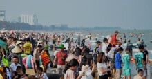 Bãi biển Sầm Sơn ken đặc người, quy định phòng chống dịch 'phá sản'