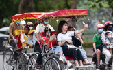 Người dân đổ về hồ Gươm vui chơi, 'quên' đeo khẩu trang
