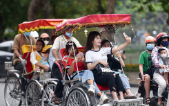 Người dân đổ về hồ Gươm vui chơi, 'quên' đeo khẩu trang
