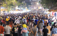 Chen chúc ở chợ đêm Đà Lạt