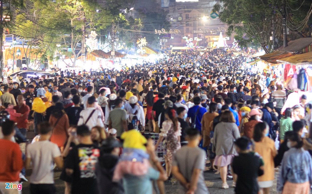 Chen chúc ở chợ đêm Đà Lạt - Ảnh 1.
