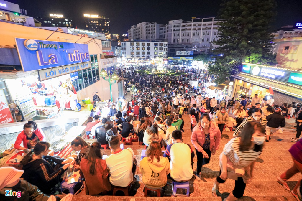 Chen chúc ở chợ đêm Đà Lạt - Ảnh 3.