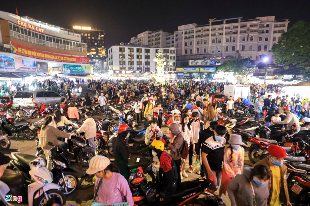 Chen chúc ở chợ đêm Đà Lạt - Ảnh 2.